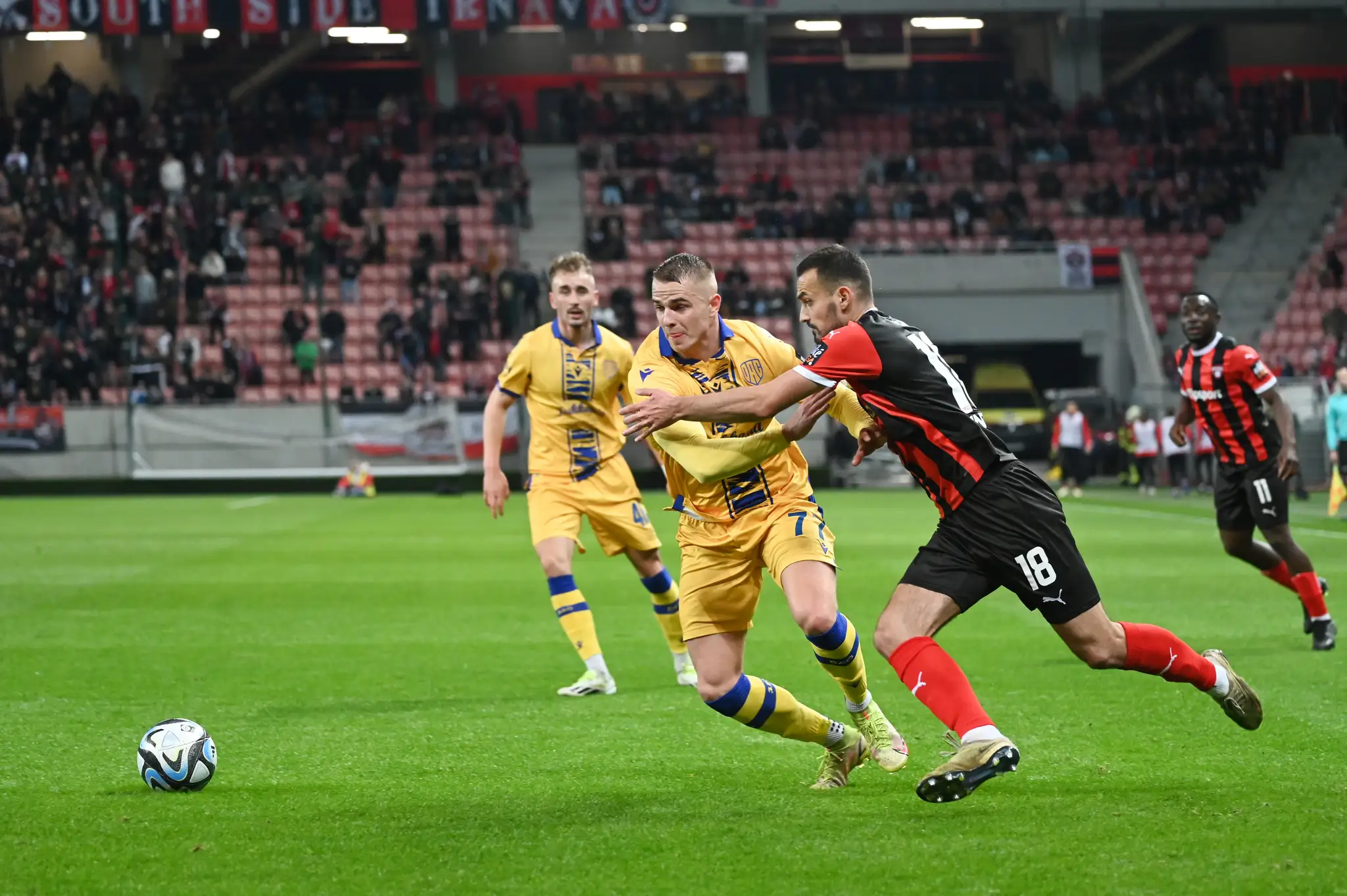 Sprava hráč Spartaka Martin Šulek a hráč DAC Konrad Gruszkowski v 20. kole Niké ligy.