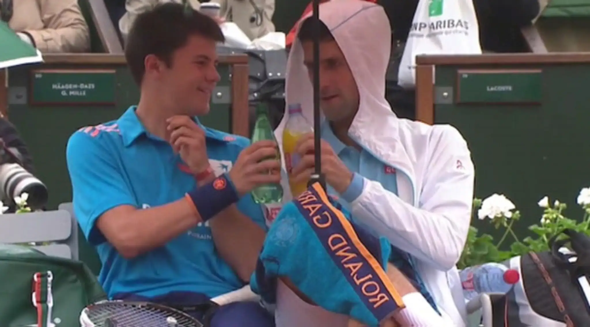 Zberač loptičky Mallot a Novak Djokovič na Roland Garros.