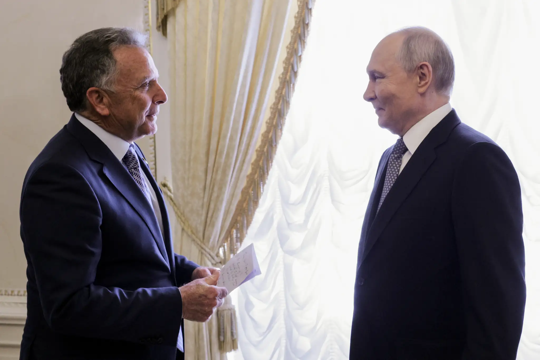 Špeciálny vyslanec amerického prezidenta Donalda Trumpa Steve Witkoff hovorí s ruským prezidentom Vladimírom Putinom v Konštantínovom paláci neďaleko Petrohradu.