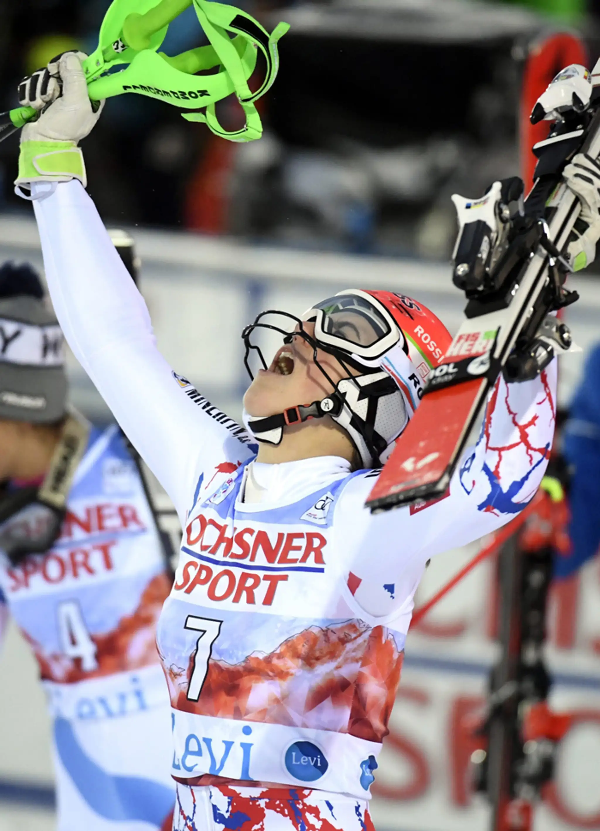 Víťazka úvodého slalomu sezóny Petra Vlhová, druhá Mikaela Shiffrinová (vľavo) a treia Wendy Holdenerovou.