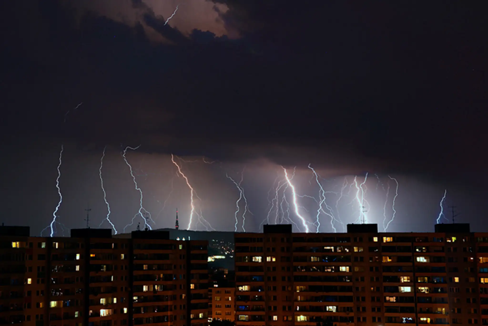 Blesky nad Bratislavou.
