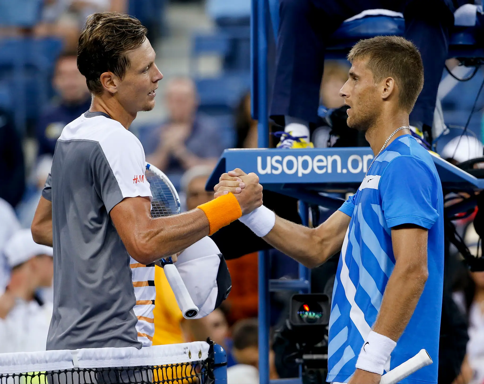 Slovenský tenista Martin Kližan a Čech Tomáš Berdych si podávajú ruky po zápase 2.kola US Open.