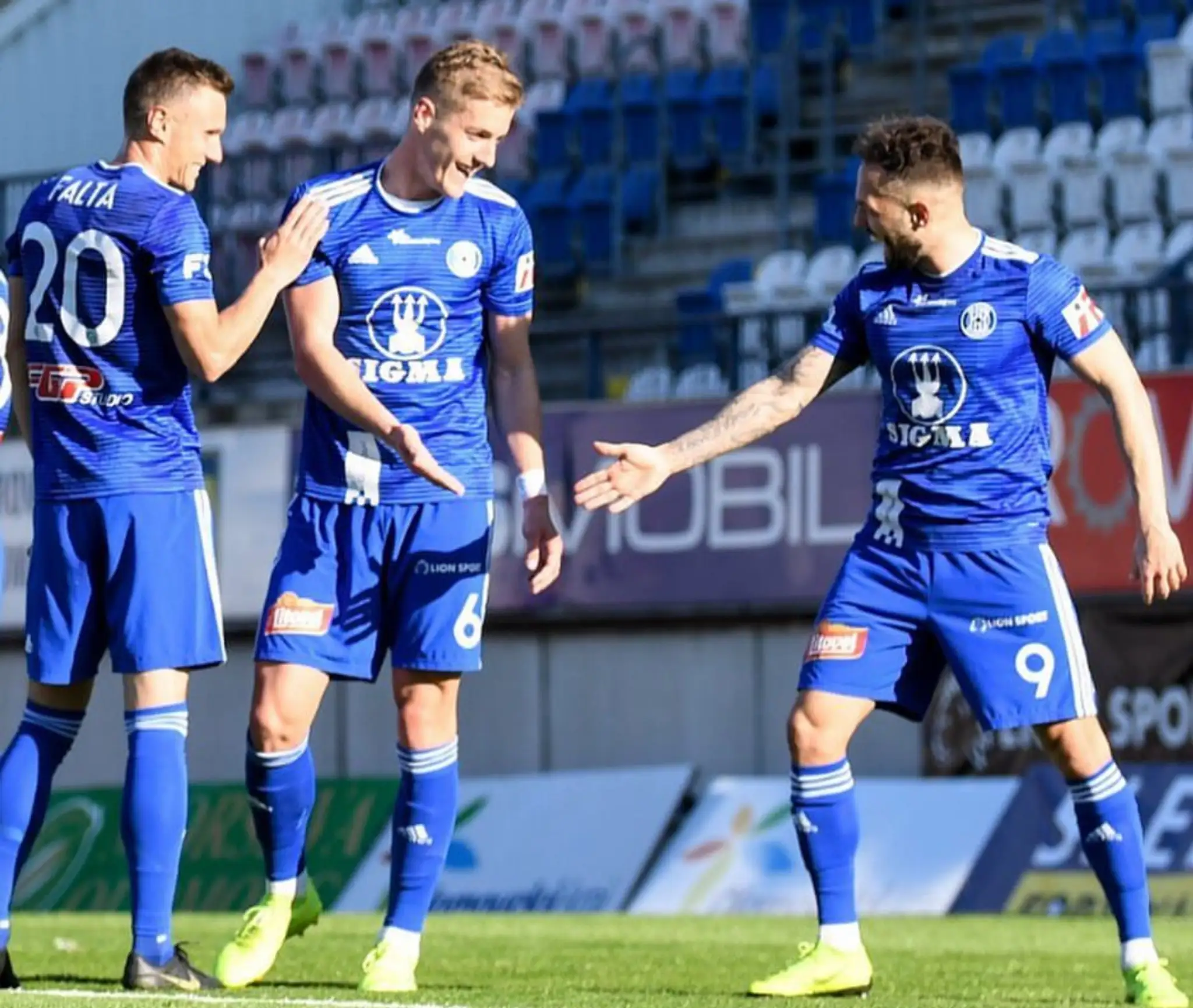 „Je nebezpečný, ako nespútaný naturel, zo všetkého chce vyjsť futbalovo, ale s jeho ofenzívnou kvalitou, ktorej má až nad rámec, musí hrať predovšetkým dopredu, robiť menej sekačiek. Udržať Lalkyho na uzde je niekedy veľmi zložité. No jeho vnútorné nastav