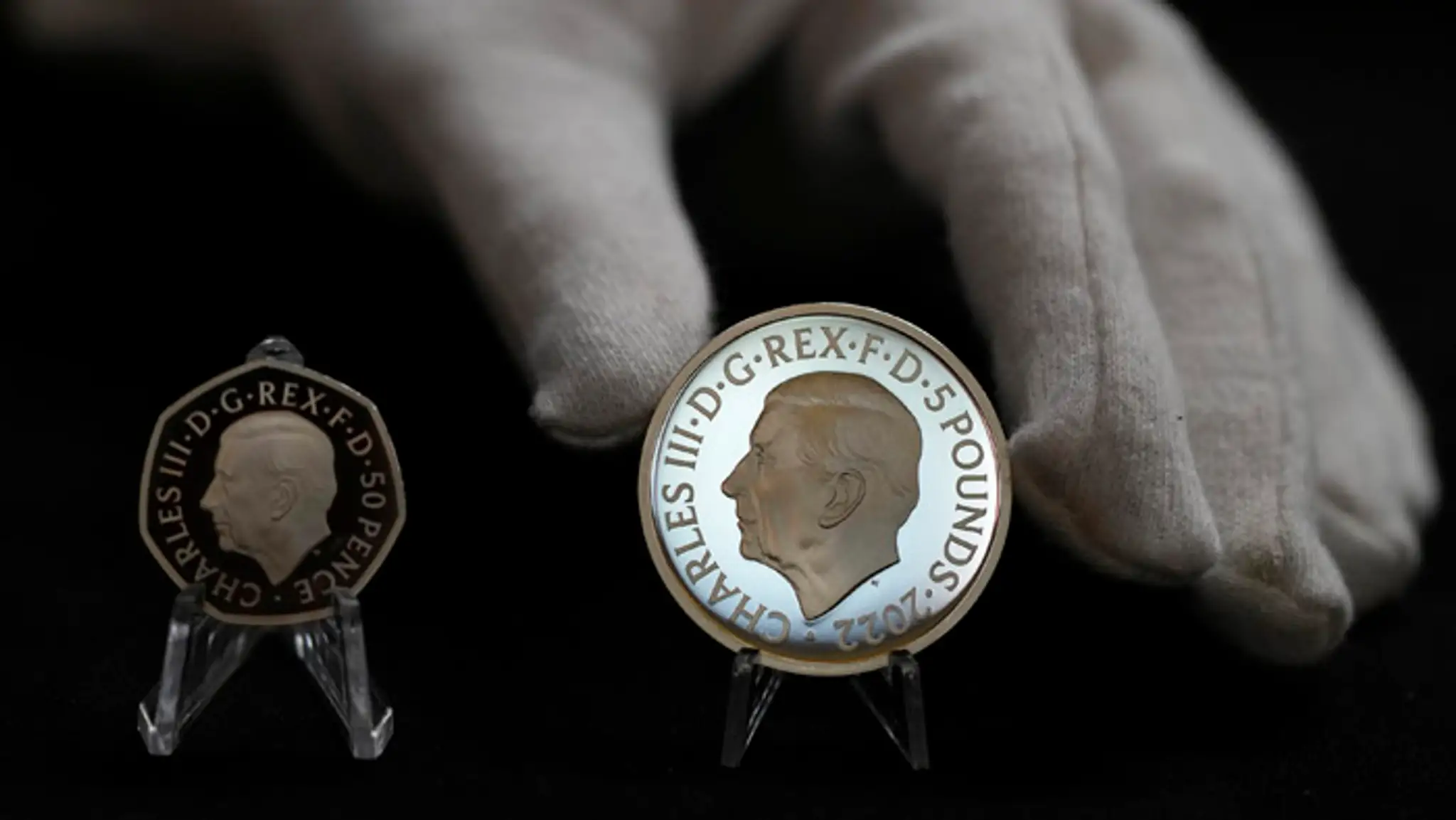 Britská kráľovská mincovňa predstavila prvé mince s motívom kráľa Karola III. 