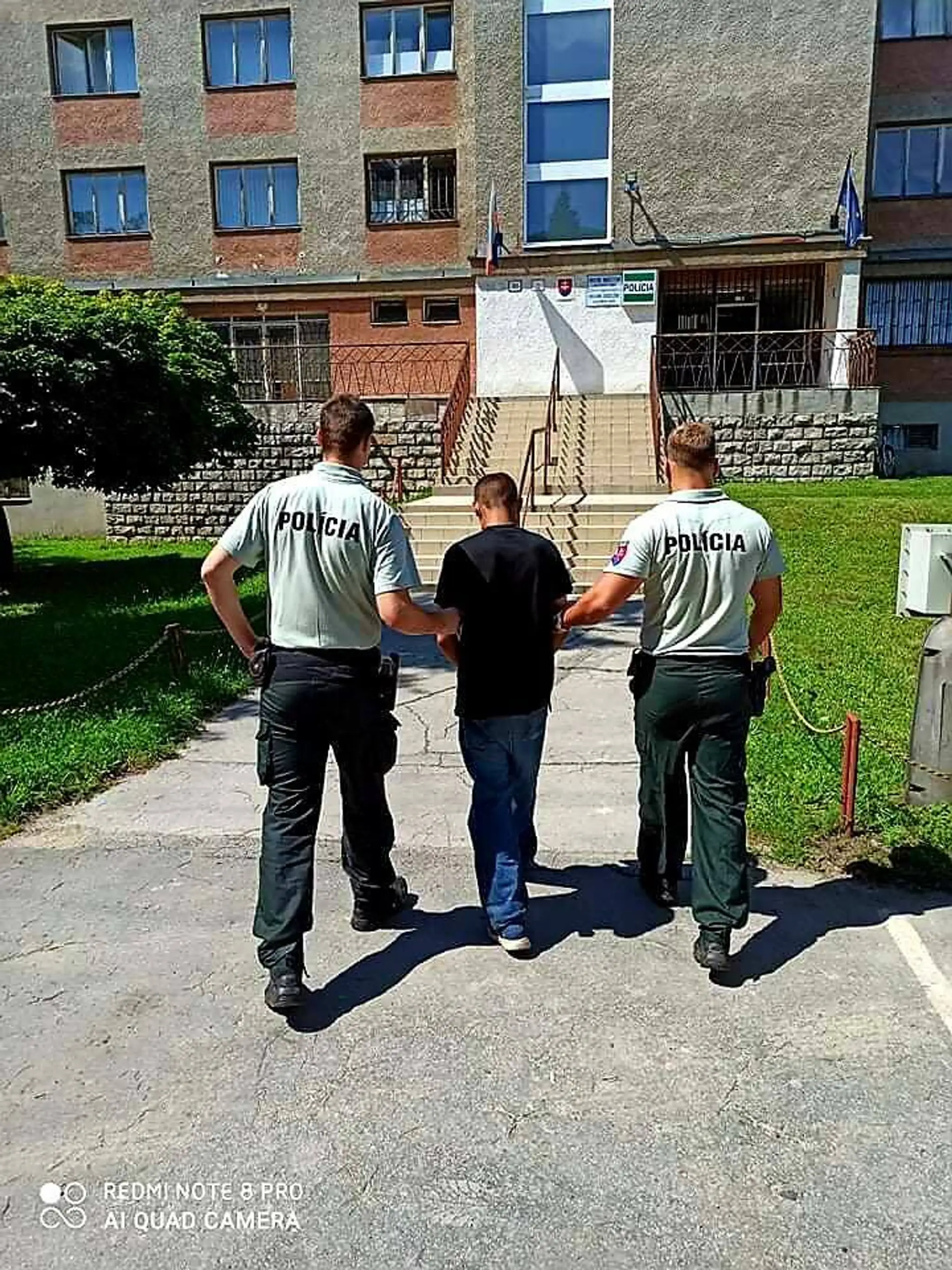 Policajti blokujú ulicu po zásahu granátom na protestujúcich počas masového zhromaždenia po prezidentských voľbách.