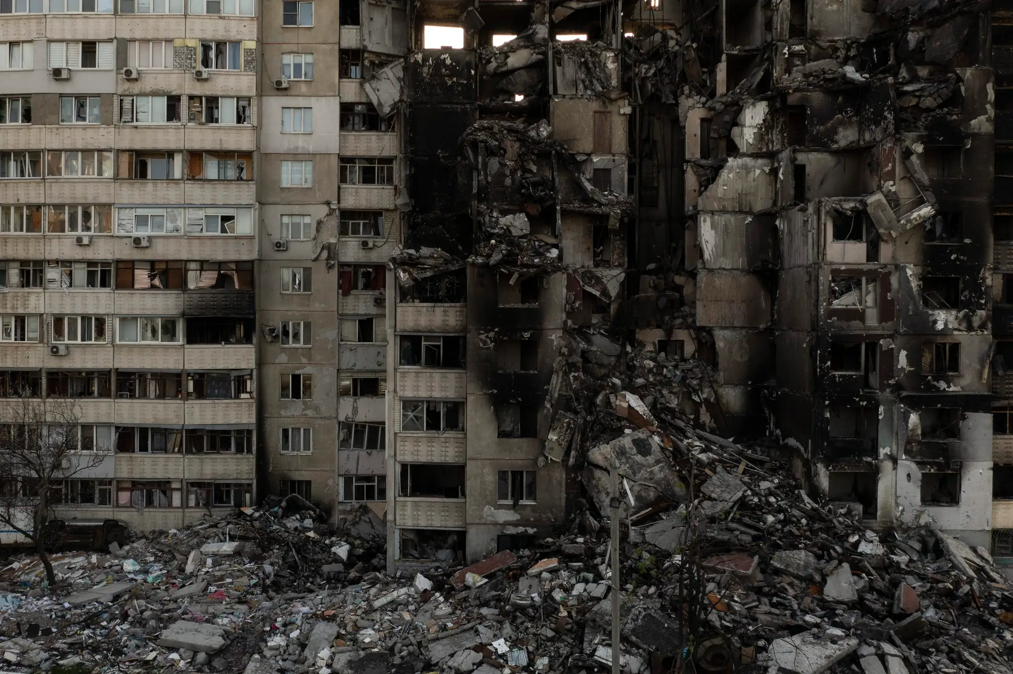 Obytný dom zničený ruským bombardovaním v meste Charkov.