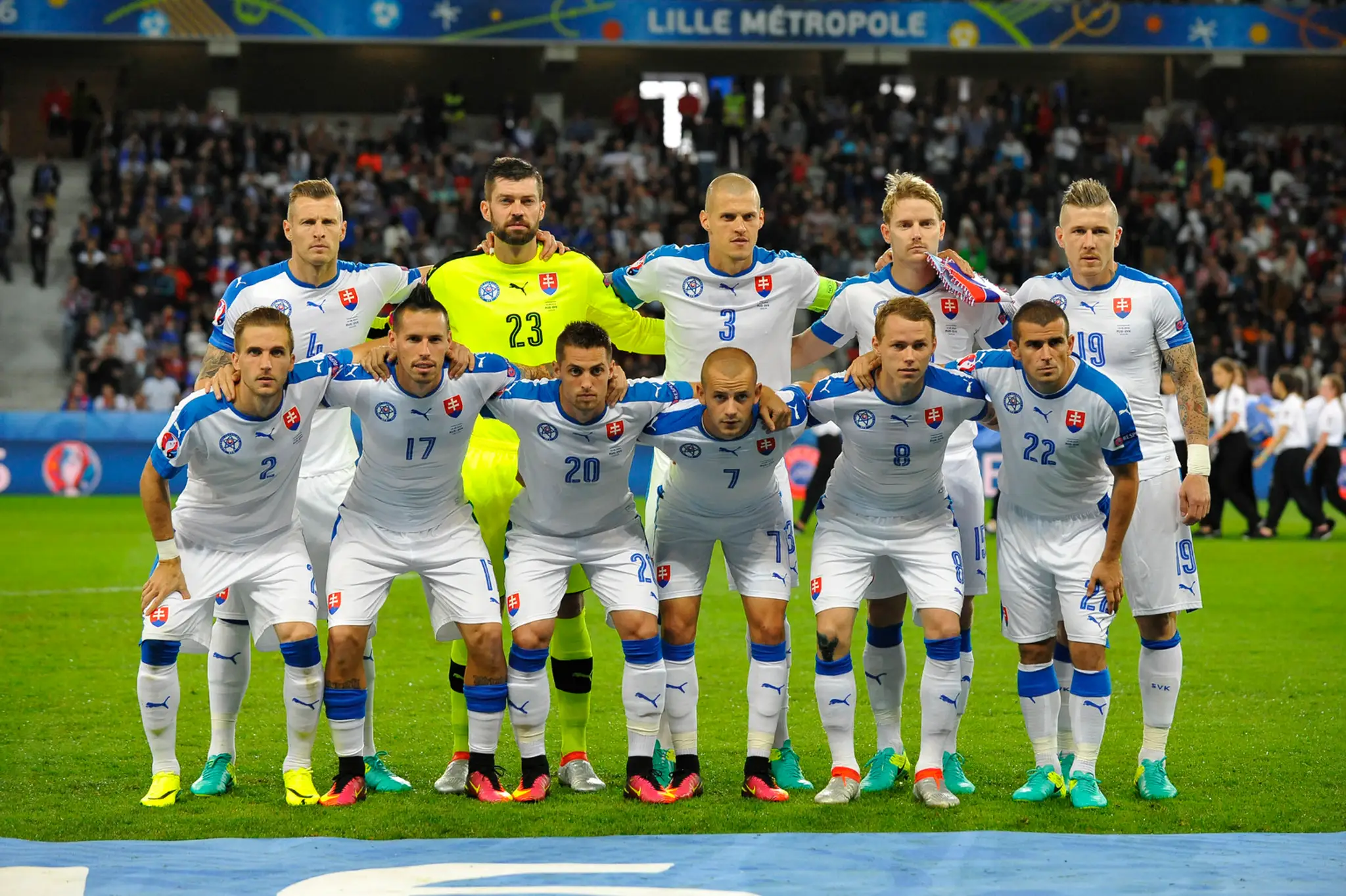 Slovenskí futbalisti pózujú pred zápasom B-skupiny na majstrovstvách Európy vo futbale medzi Ruskom a Slovenskom..jpg