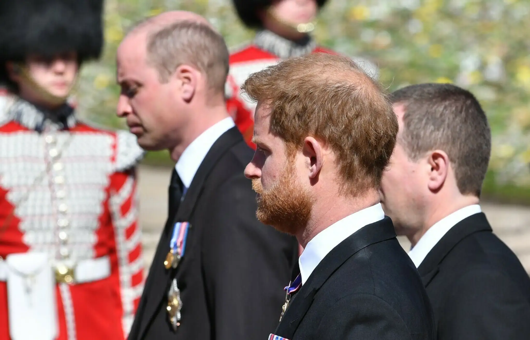 Princ Harry (vpredu) a princ William na pohrebe princa Philipa