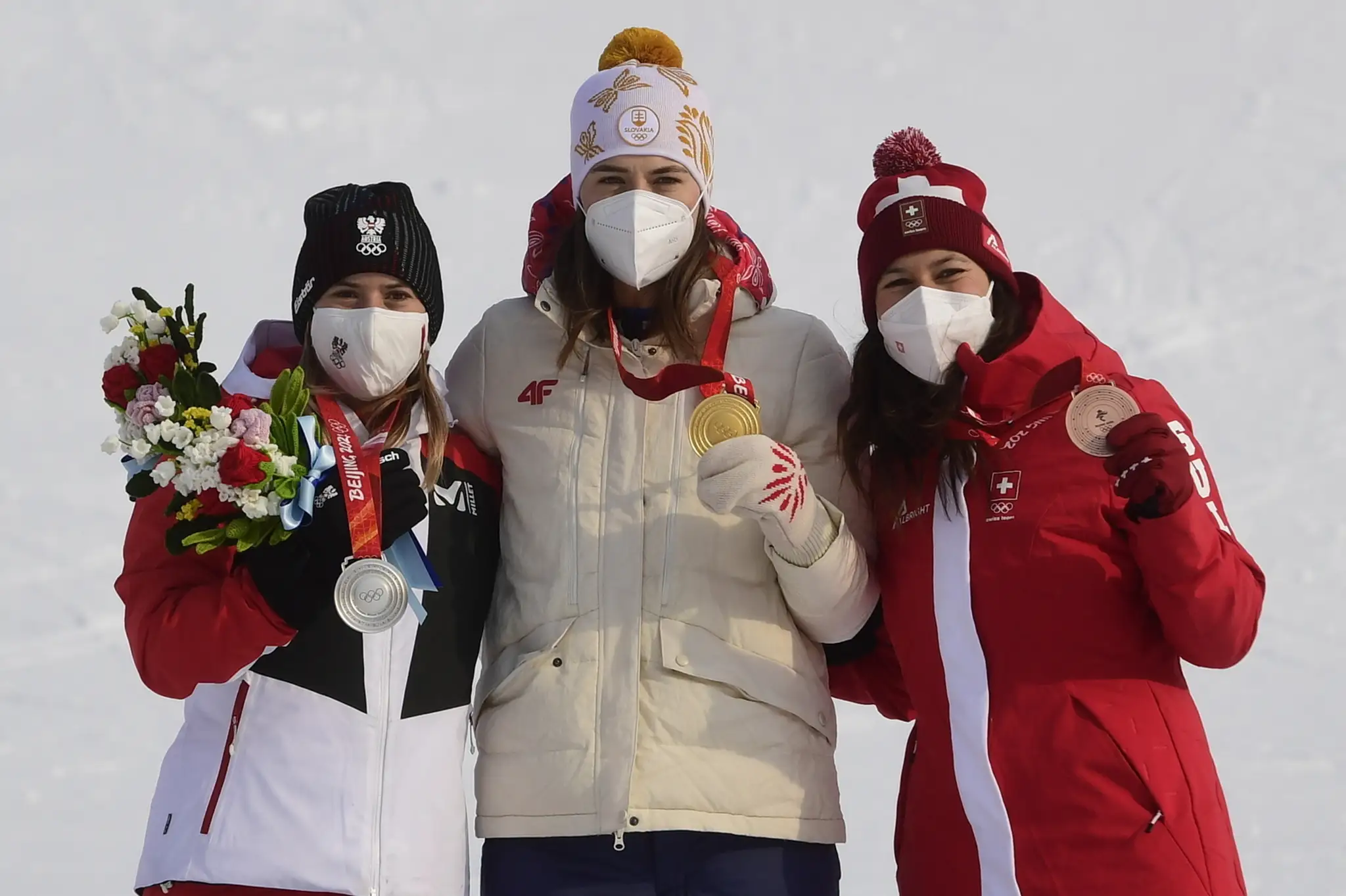 Tri najlepšie slalomárky na ZOH 2022 - zľava strieborná Katharine Liensbergerová, víťazka Petra Vlhová a bronzová Wendy Holdener