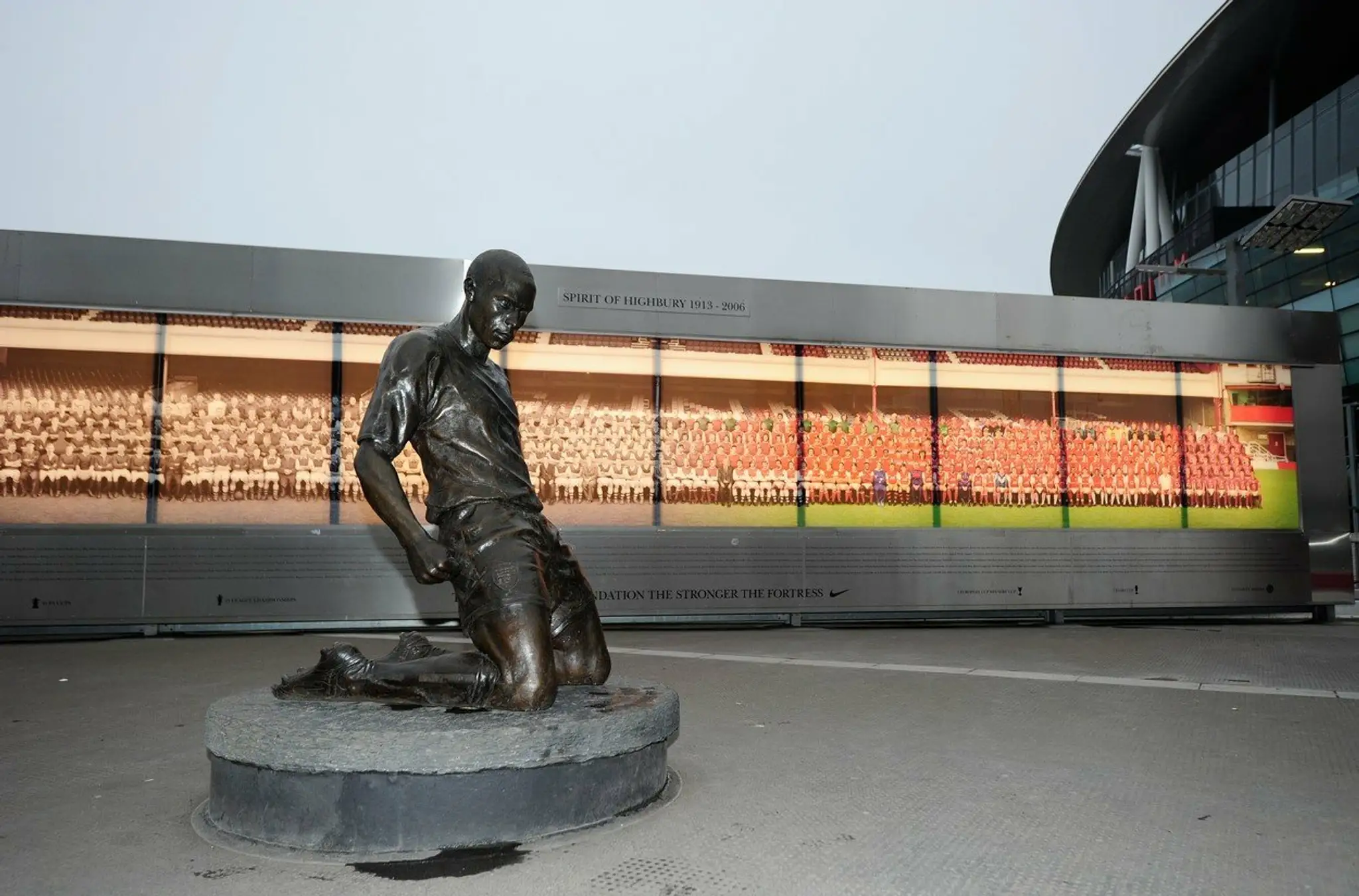 Bronzová socha s podobizňou Thierry Henryho pred Emirates Stadium v Londýne.