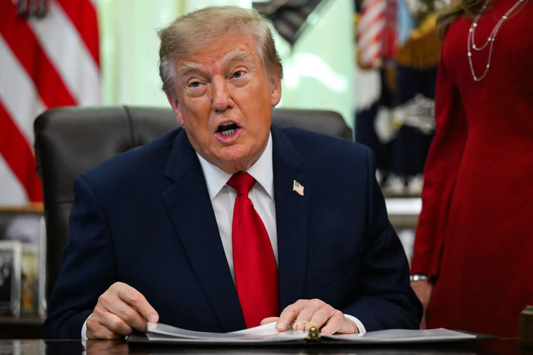 Donald Trump priznal, že sa líči sám.