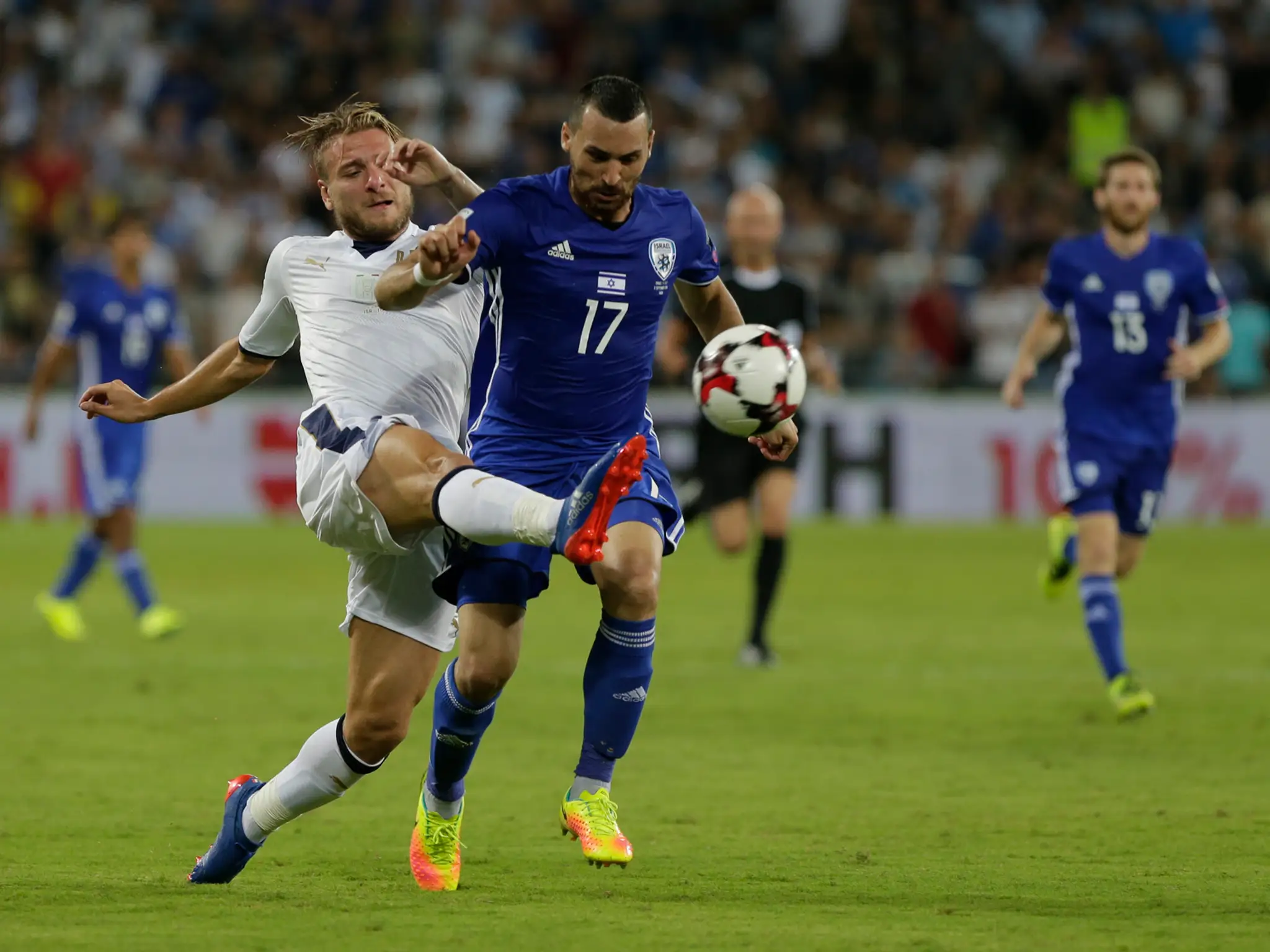 Talian Ciro Immobile (v modrom) proti Izraelčanovi Širovi Cedekeduringovi v kvalifkácii MS 2018.