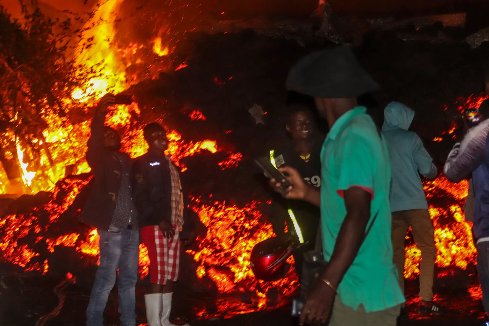 Erupcia sopky Nyiragongo ohrozuje neďaleké mesto Goma, kde vyteká láva
