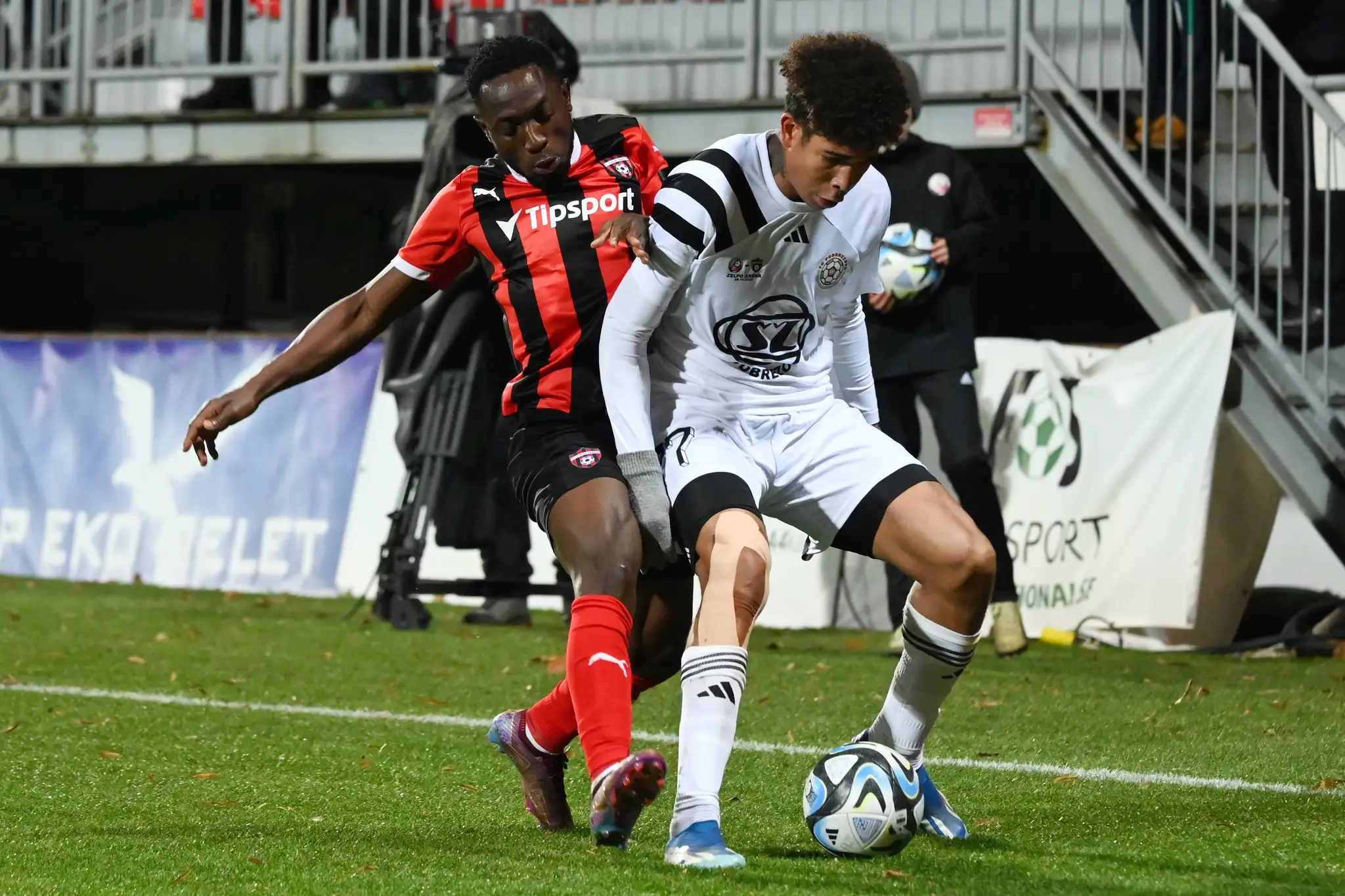 Zľava hráč Trnavy Philip Azango a hráč Podbrezovej Christophe Kabongo v 15. kole Niké ligy.