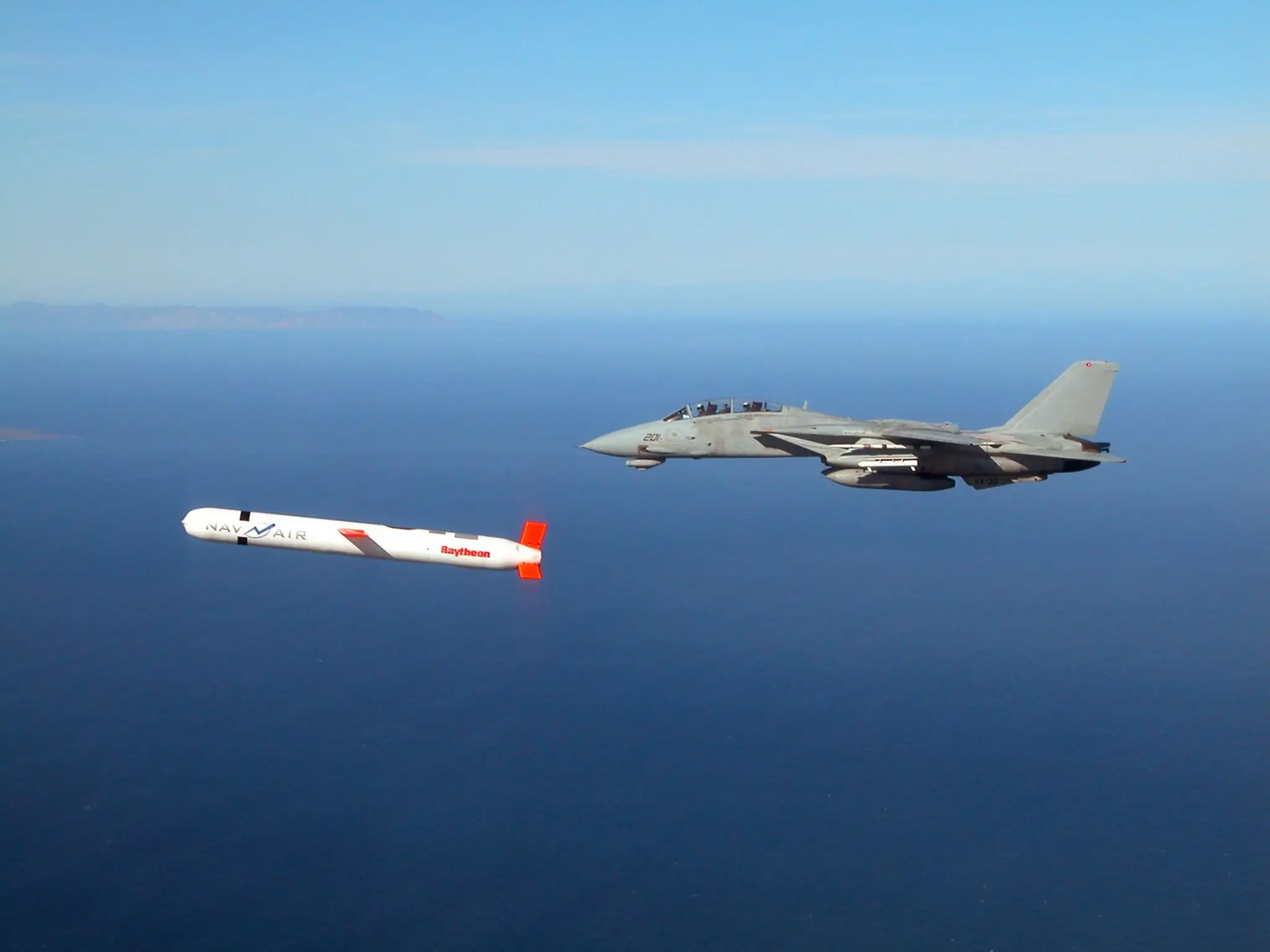 Raketa tomahawk sprevádzaná stíhačkou F-14.