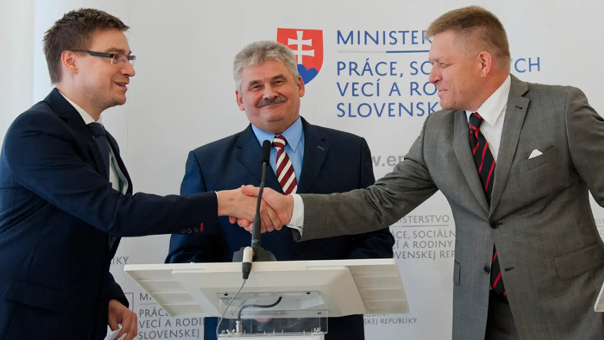 Premiér Robert Fico, minister práce Ján Richter a generálny riaditeľ ústredia práce Marián Valentovič.
