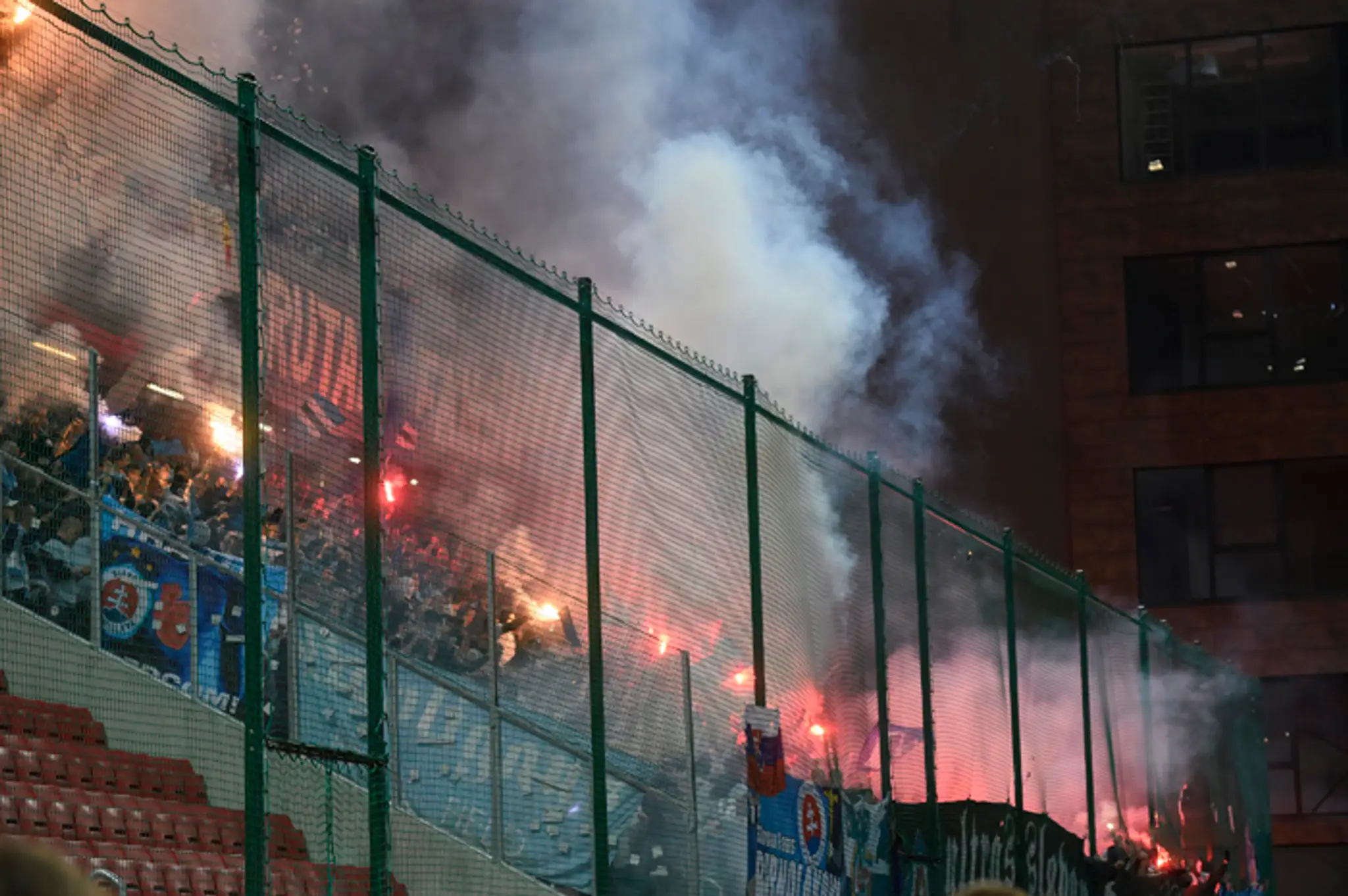 Fanúšikovia Slovana zahádzali pyrotechnikou ihrisko vo finále Slovnaft Cup-u Slovenského pohára ŠK Slovan - AS Trenčín.