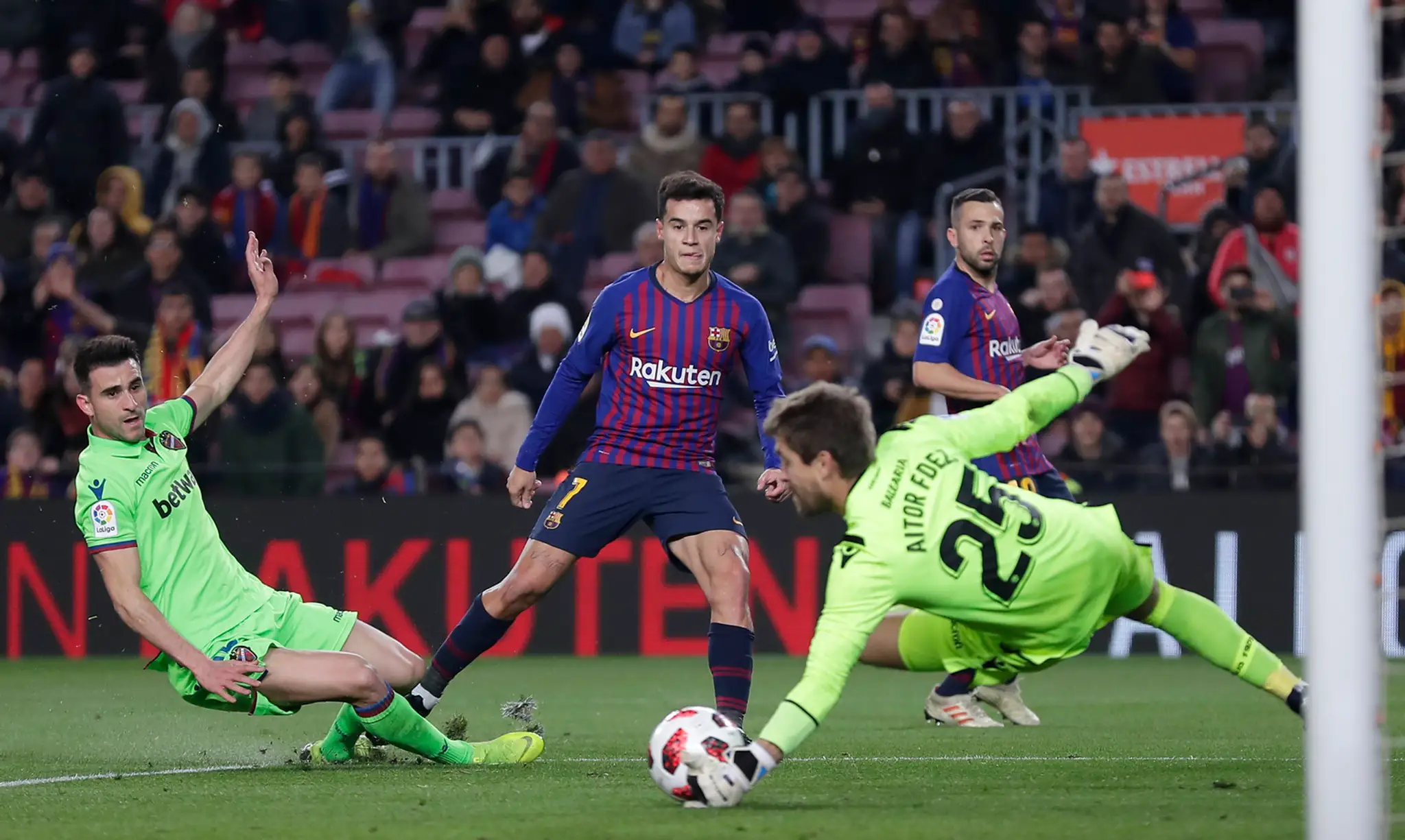 Philippe Coutinho strieľa na bránu Levante.