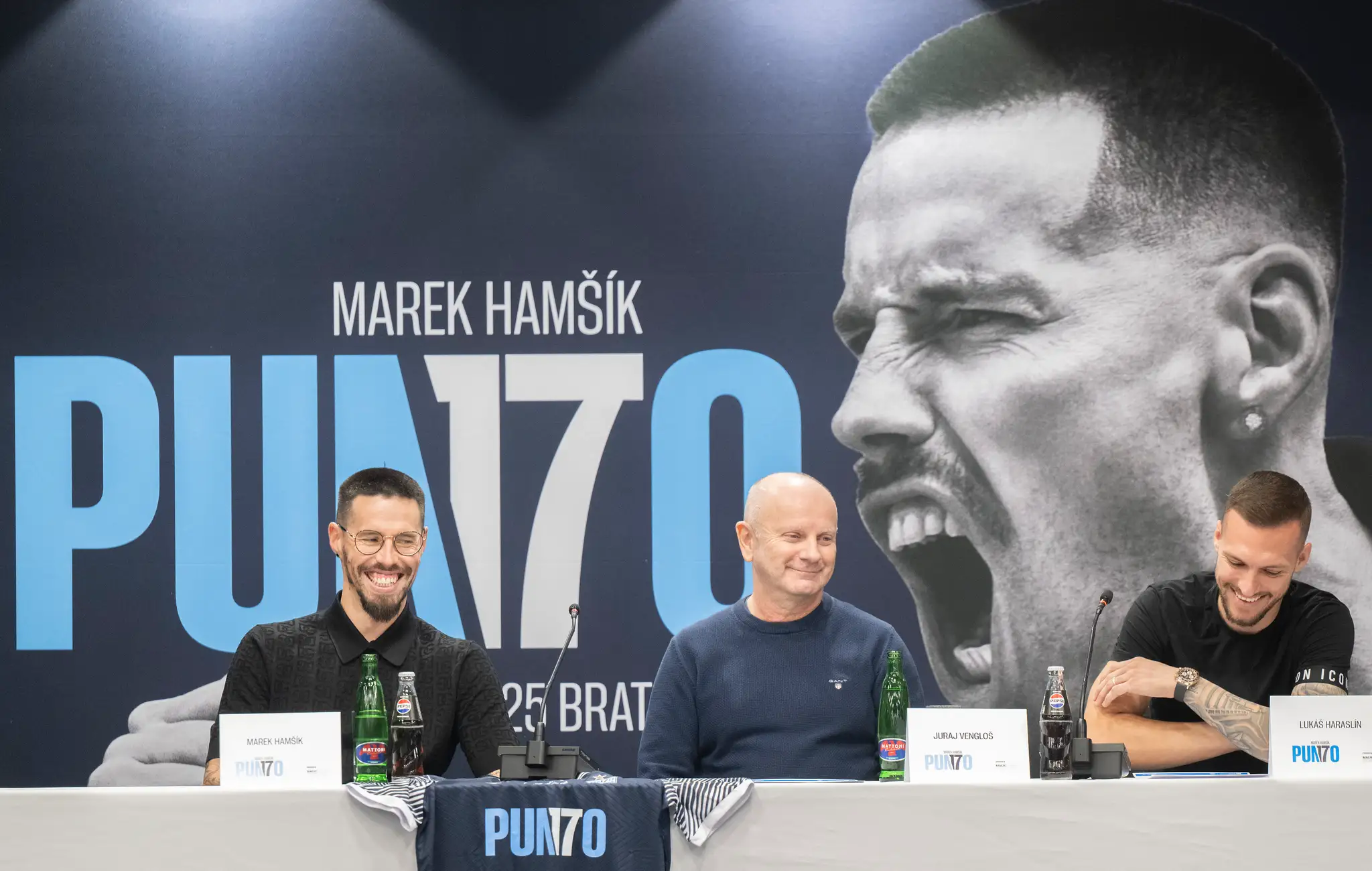 Na snímke zľava bývalý slovenský futbalista Marek Hamšík, hráčsky agent a bývalý Hamšíkov manažér Juraj Vengloš a slovenský futbalista Lukáš Haraslín.
