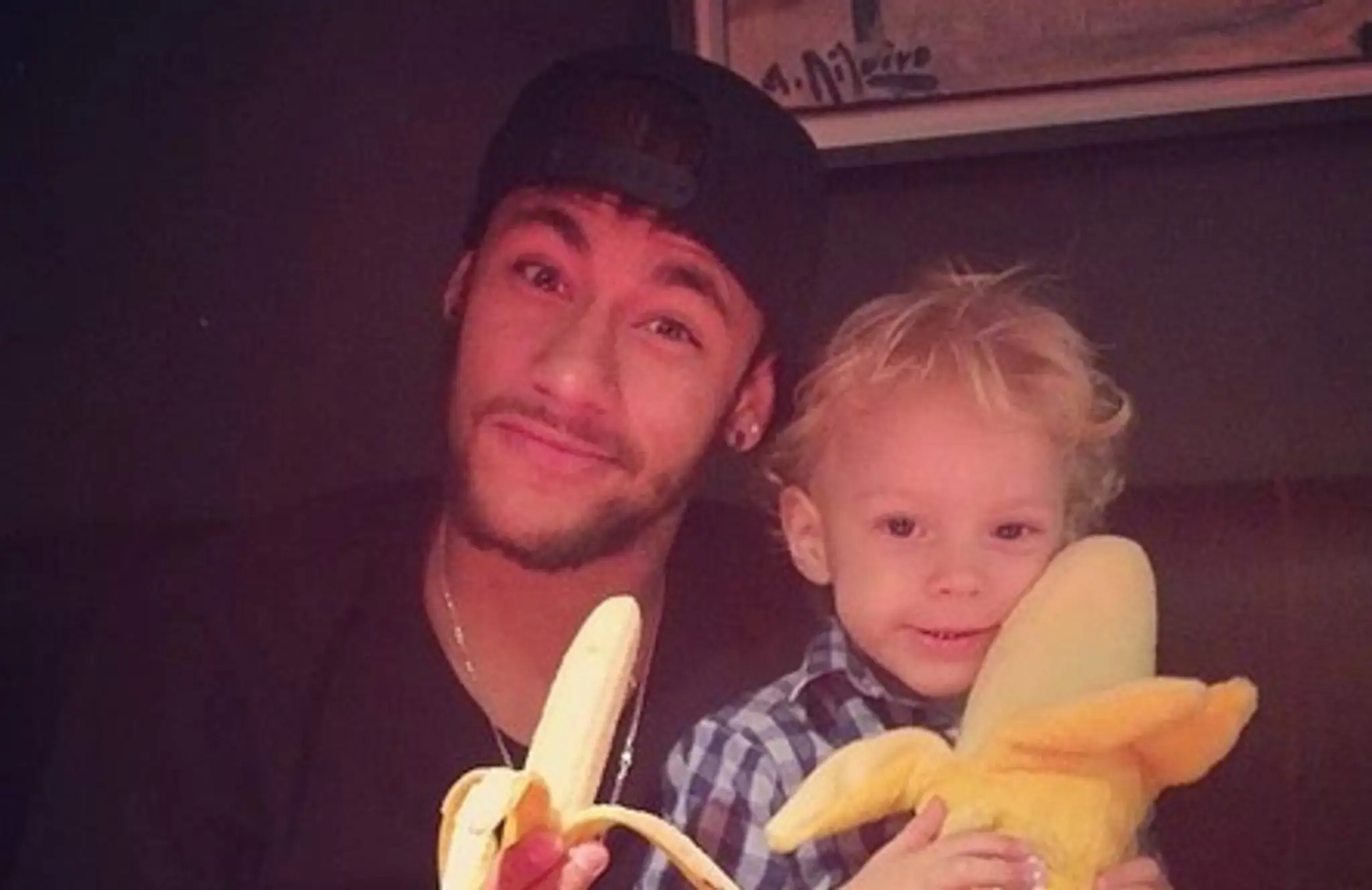 Neymar so synom a banánom.jpg