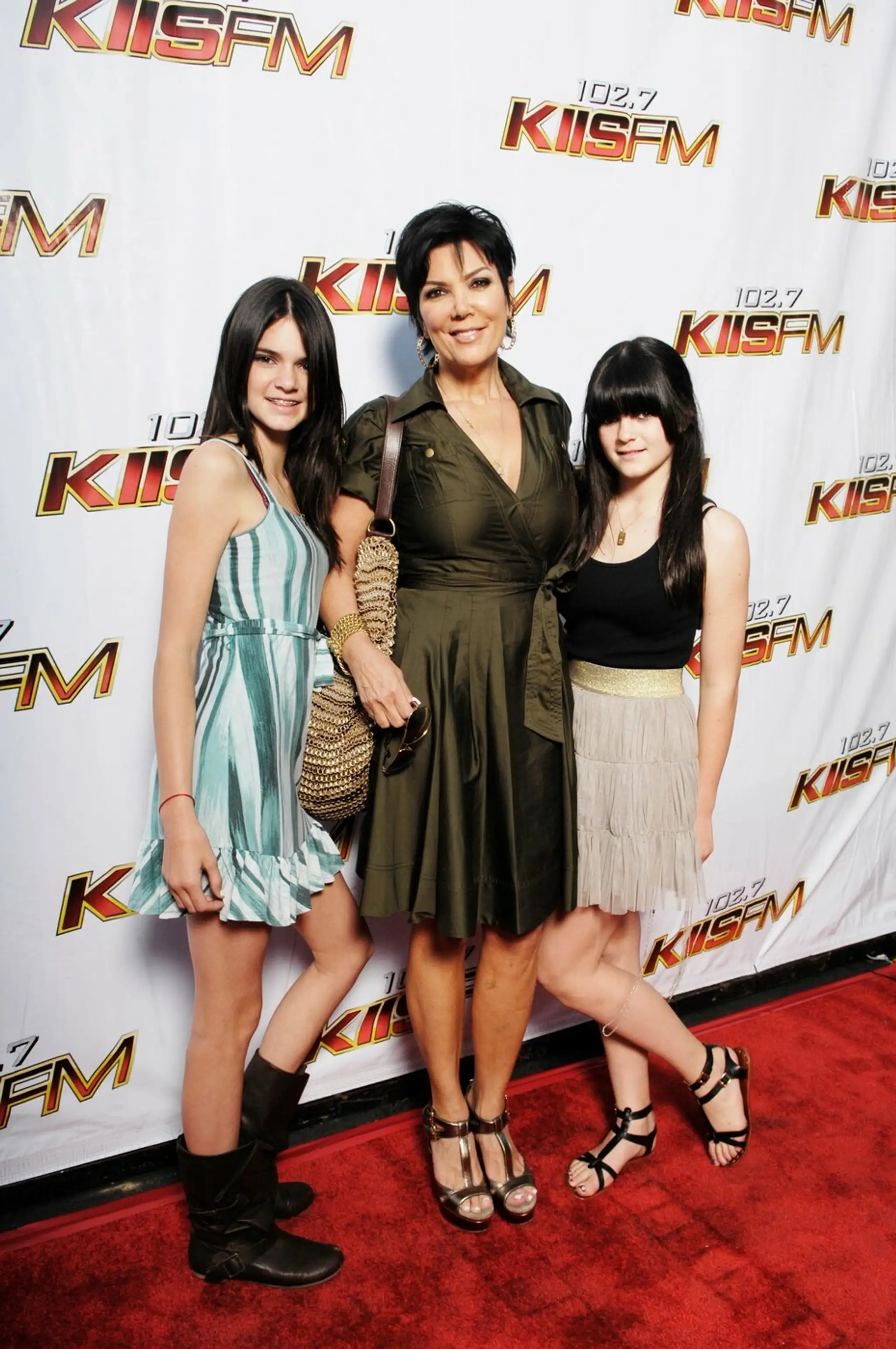 Kendall a Kylie Jenner s mamou Kris v roku 2008.