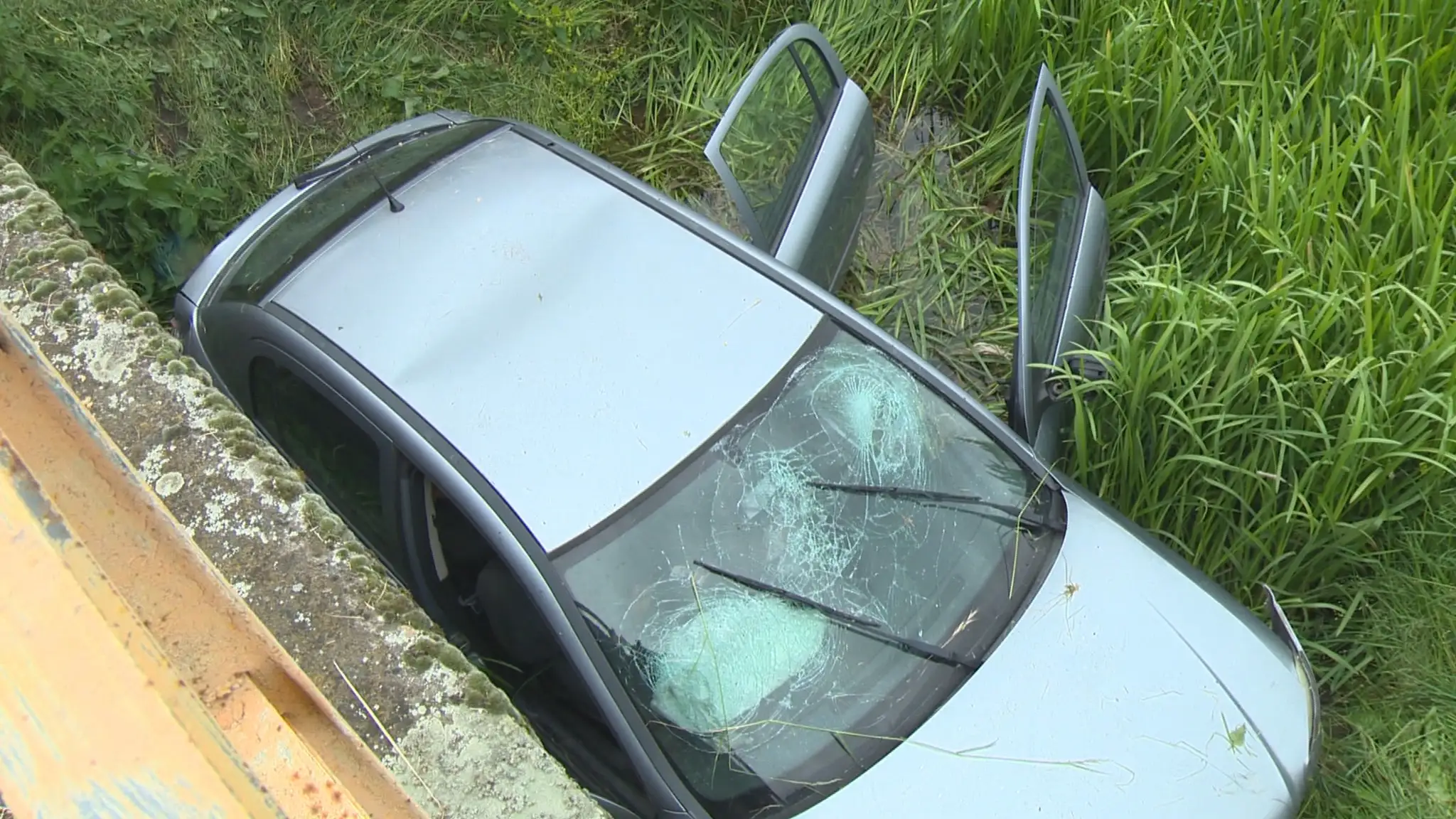 Auto skončilo pod mostom.