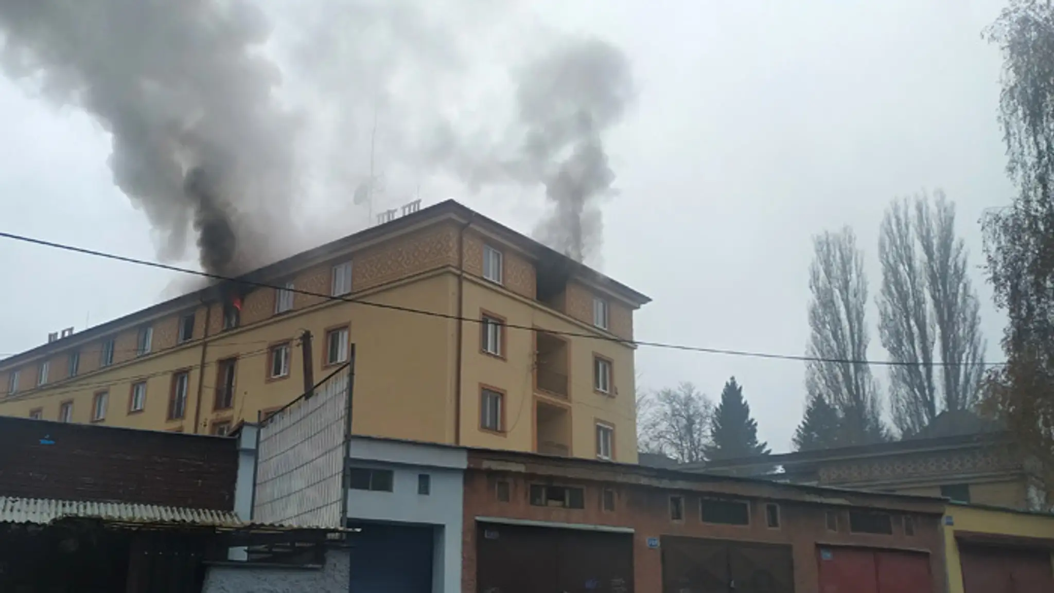 V Žiline zahynula žena pri požiari bytovky na Murgašovej ulici.