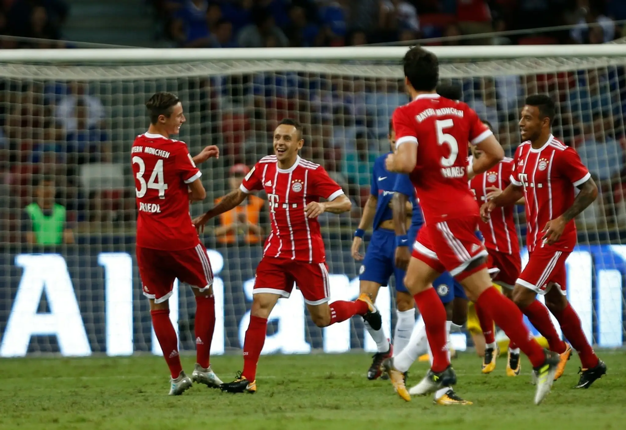 Hráči Bayernu sa radujú po góle Rafinhu.