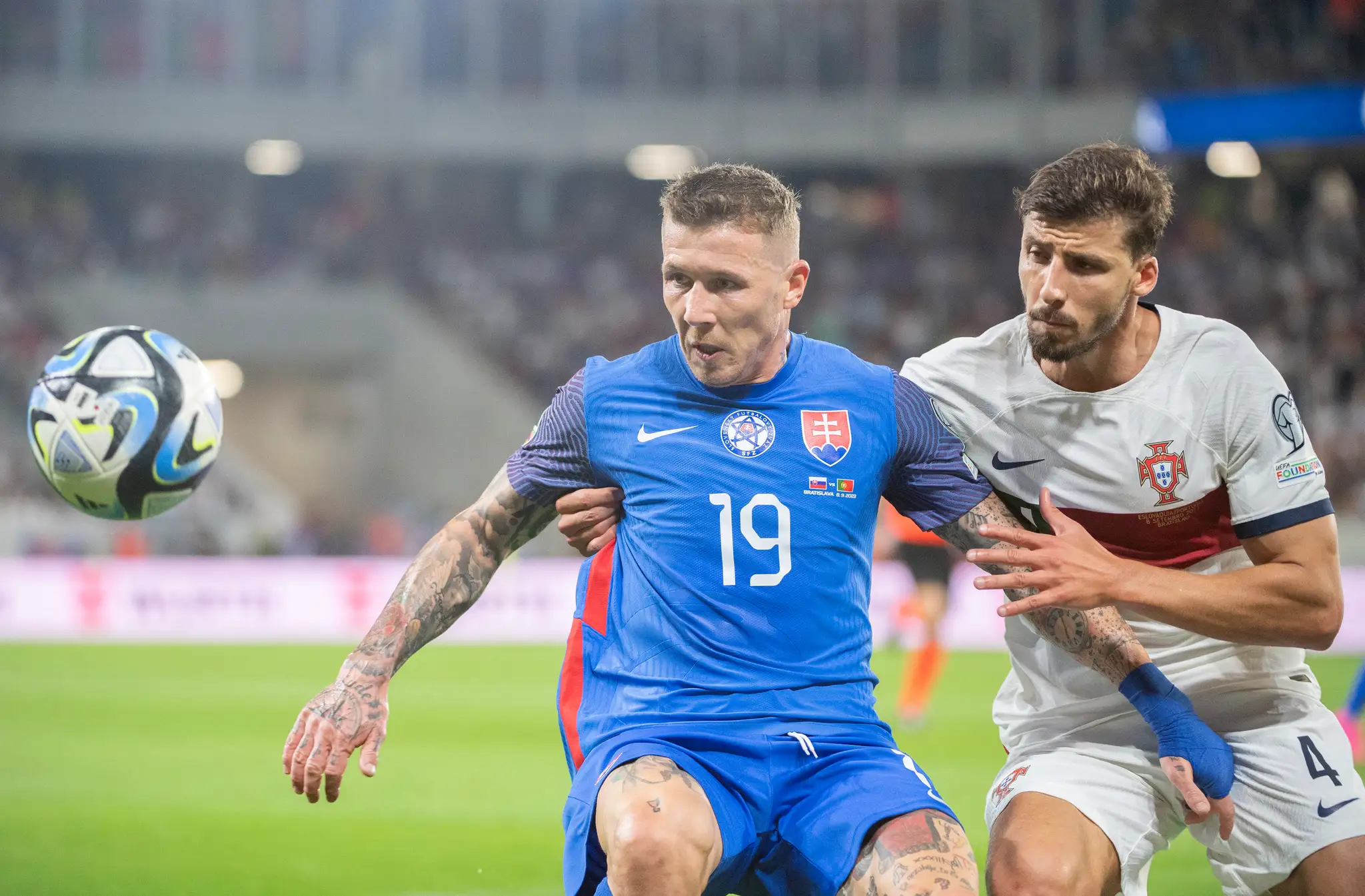 Na snímke zľava hráč Slovenska Juraj Kucka a hráč Portugalska Rubén Dias.