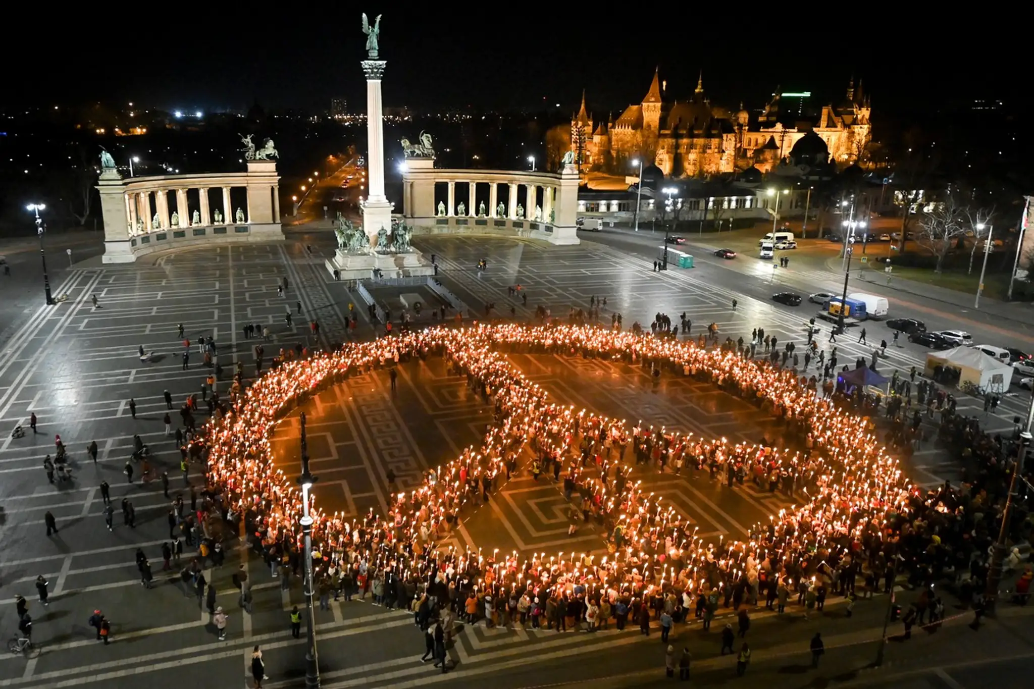 Ľudia protestujúci proti vojne na Ukrajine vytvorili znak mieru na Námestí hrdinov v Budapešti.