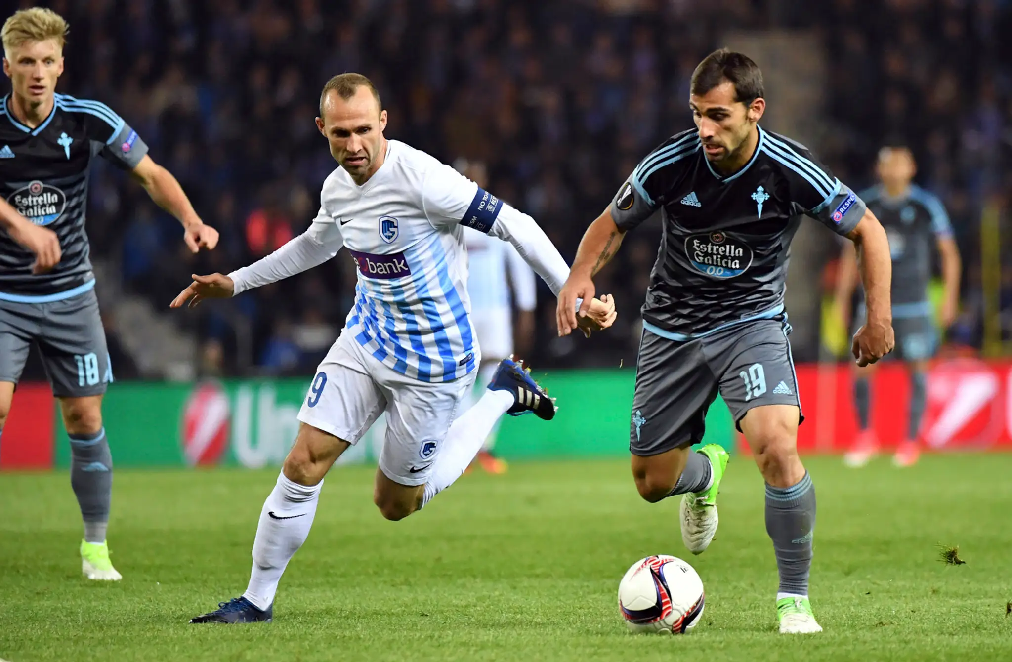 Kapitán Genku Thomas Buffel (vľavo) súperí v odvete štvrfinále EL s Johnnym zo Celty Vigo.