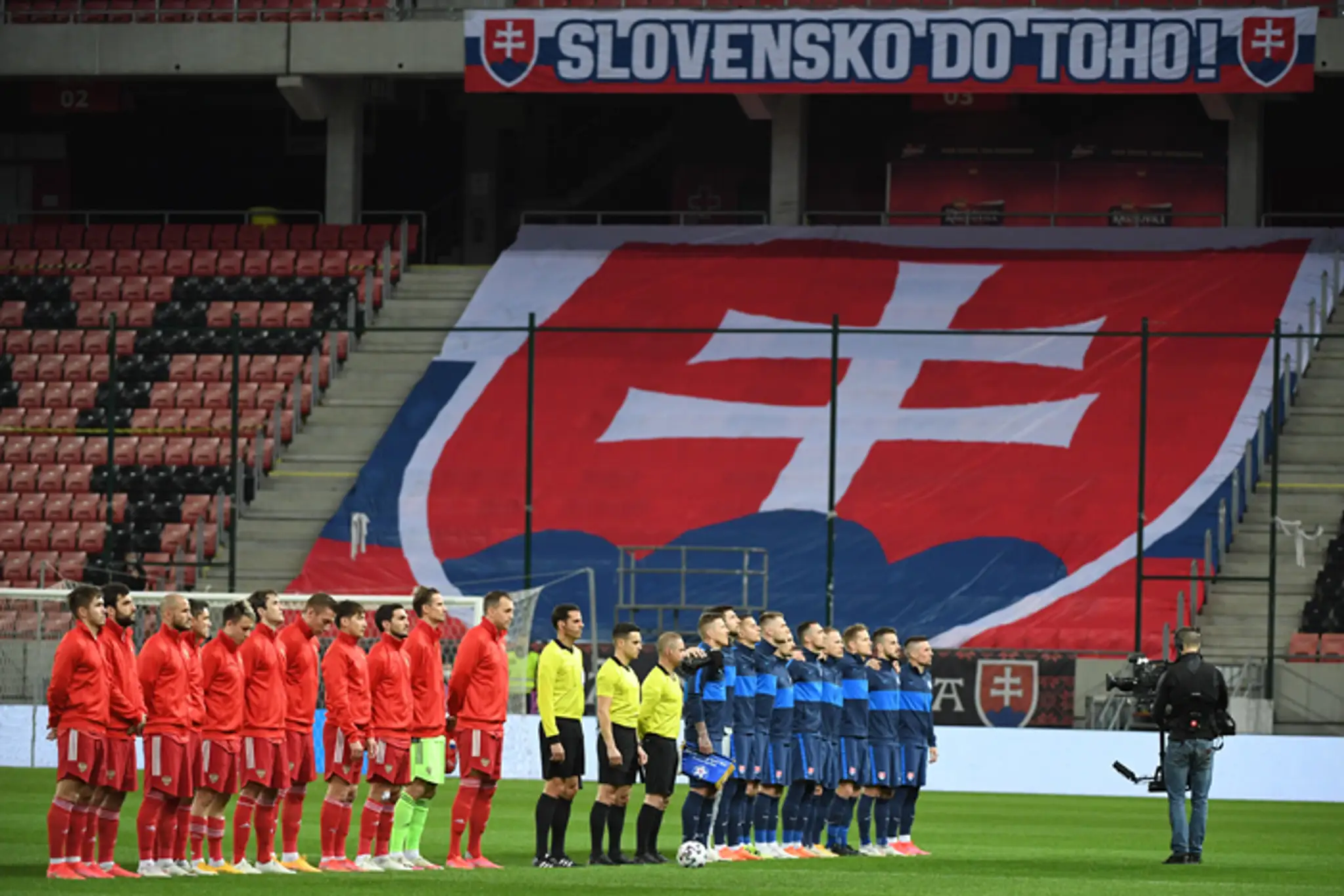 Ruská futbalová reprezentácia a slovenský tím pred kvalifikačným zápasom.