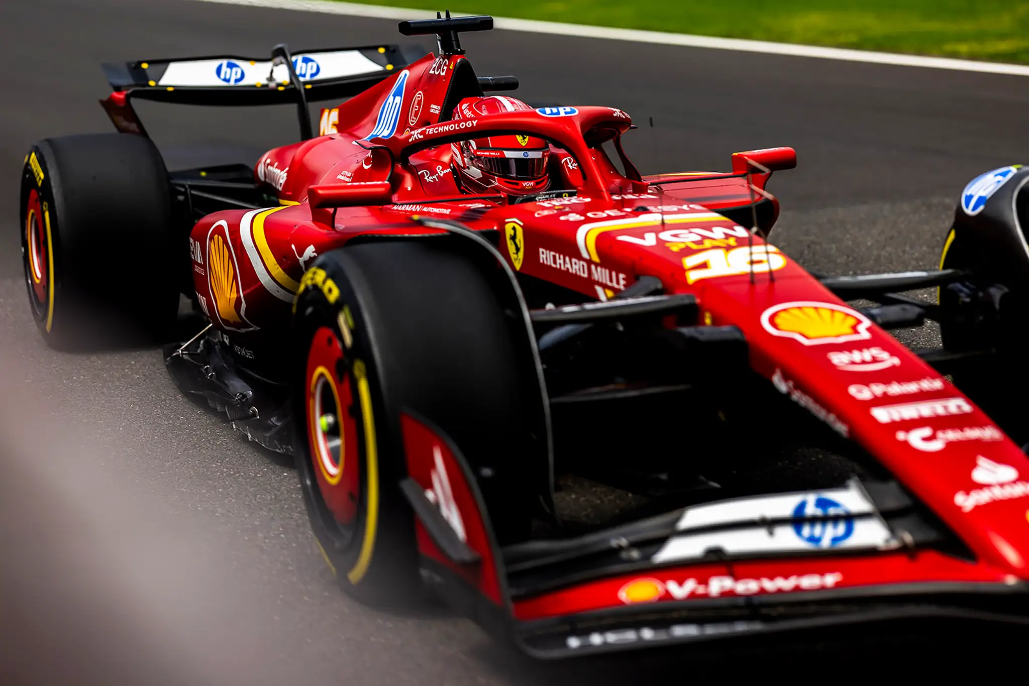 Charles Leclerc na Ferrari na trati v Belgicku.