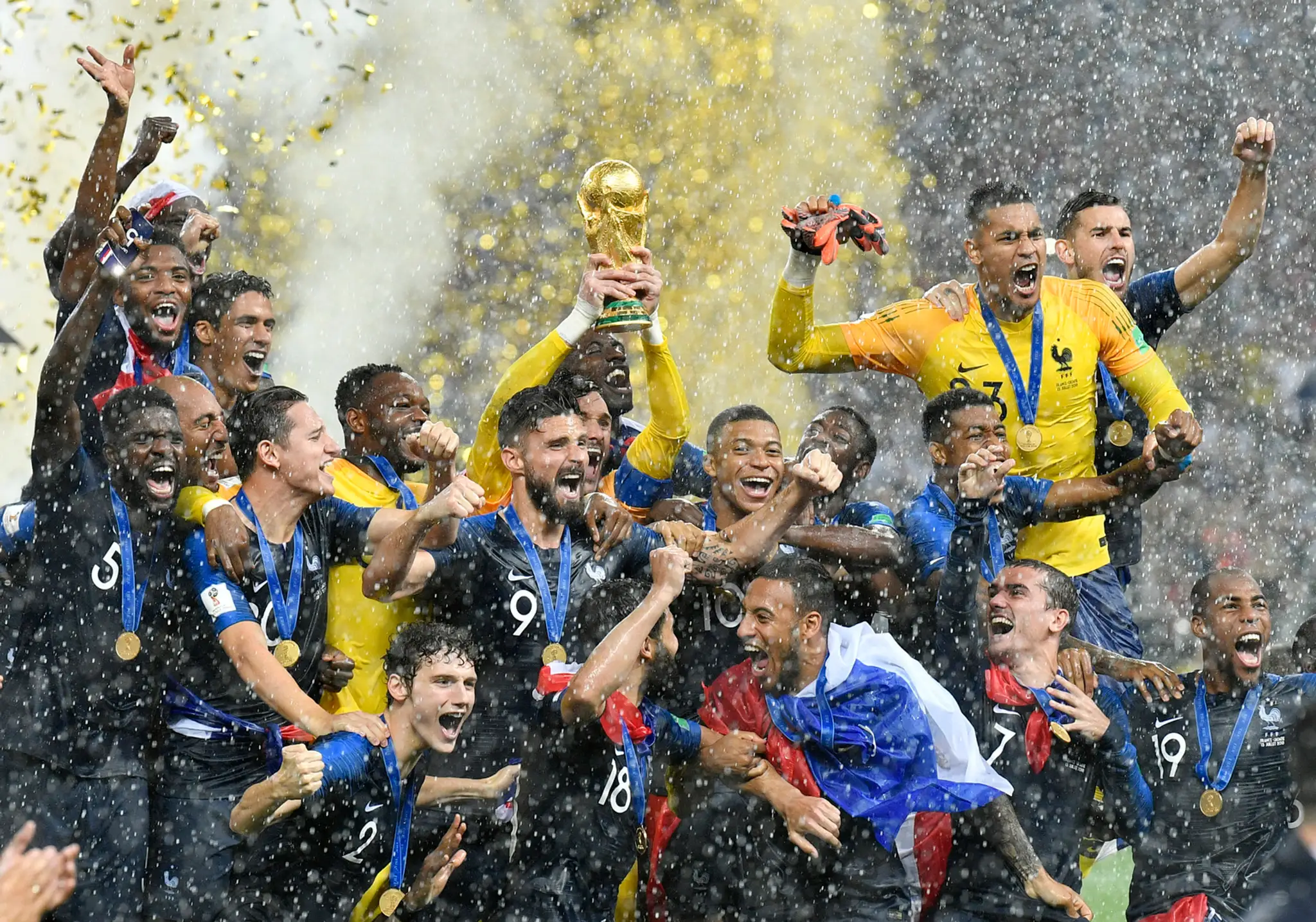 Francúzski futbalisti oslavujú zisk majstrov sveta pre rok 2018.