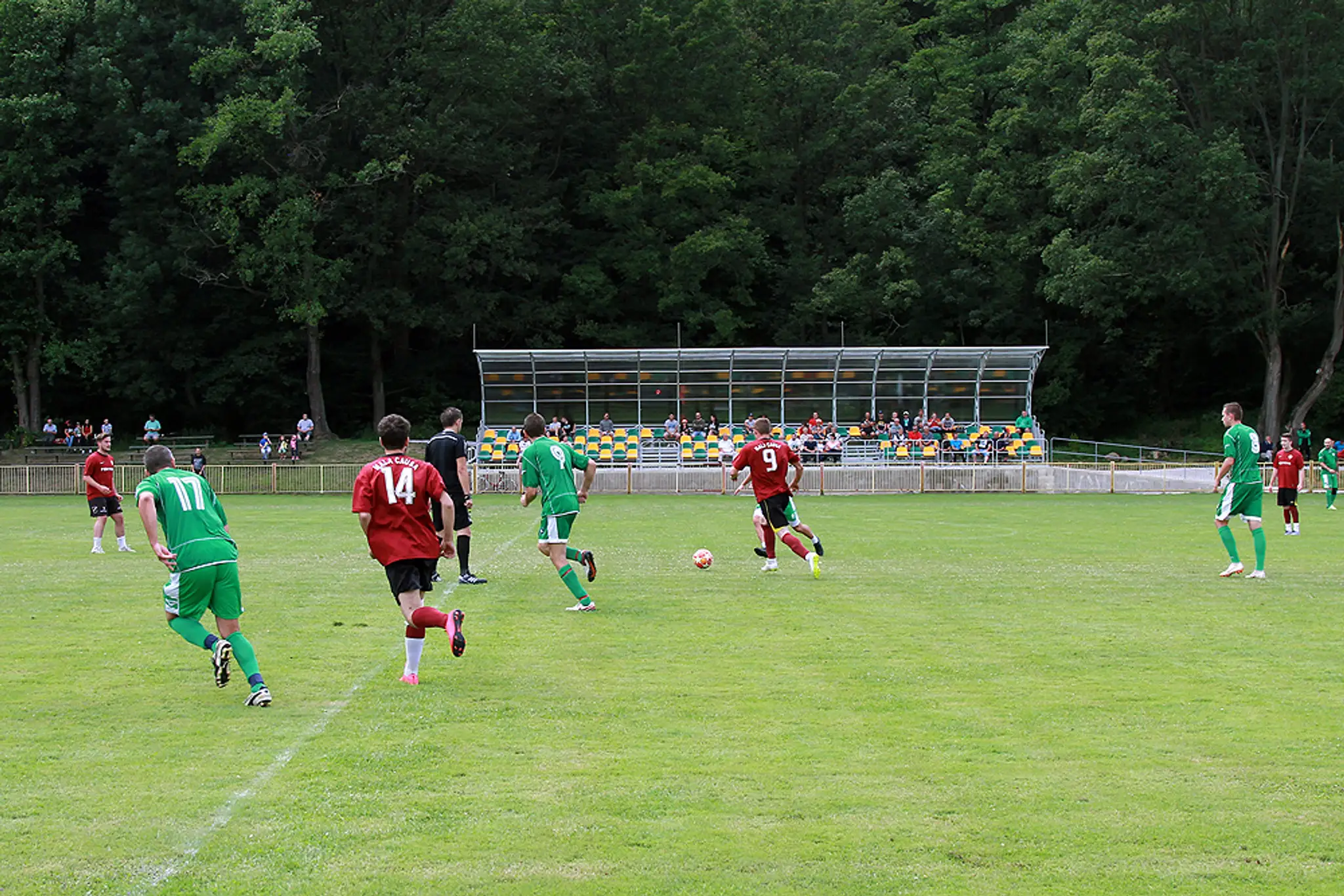 Futbalový areál v Ráztočne, ktorému dominuje moderná tribúna.