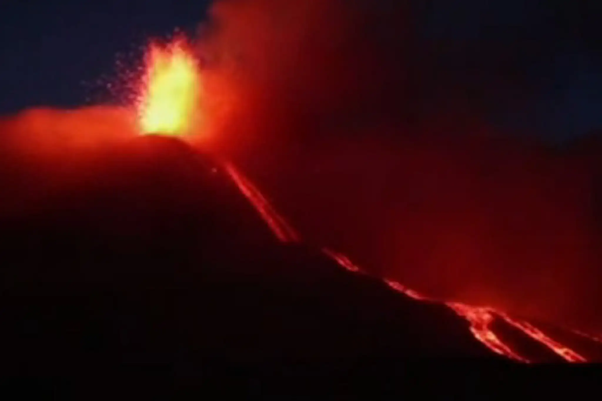 Sopka Etna opäť vybuchuje a chrlí lávu