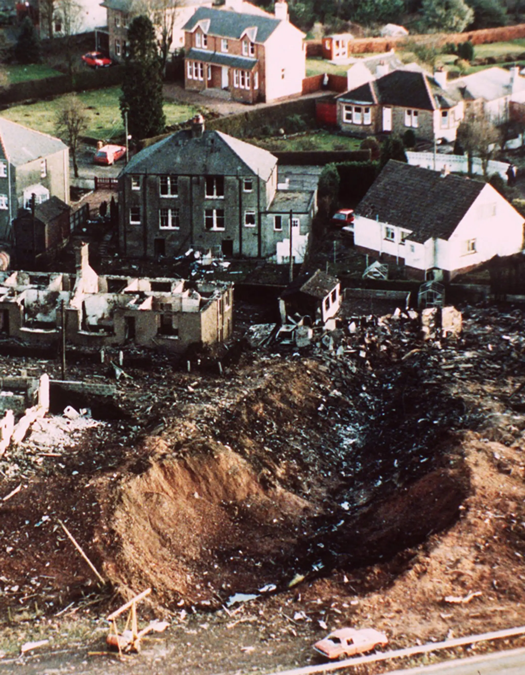 Na archívnej snímke trosky, ktoré ostali v škótskom Lockerbie po páde lietadla spoločnosti PanAm 21.decembra 1988.