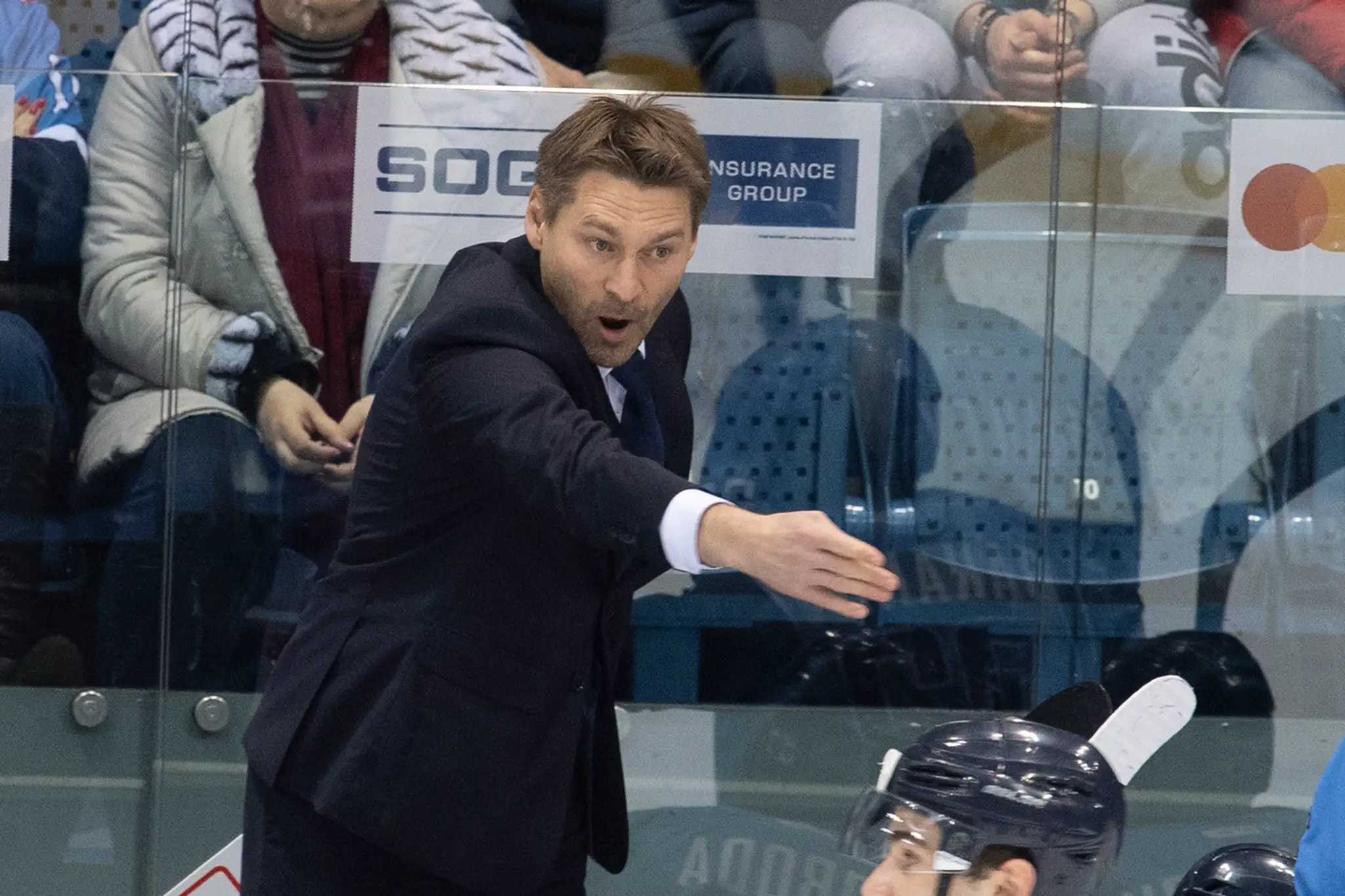 Vpravo center Jeff Taffe (Slovan) a vľavo Iľja Litvinov (Minsk)