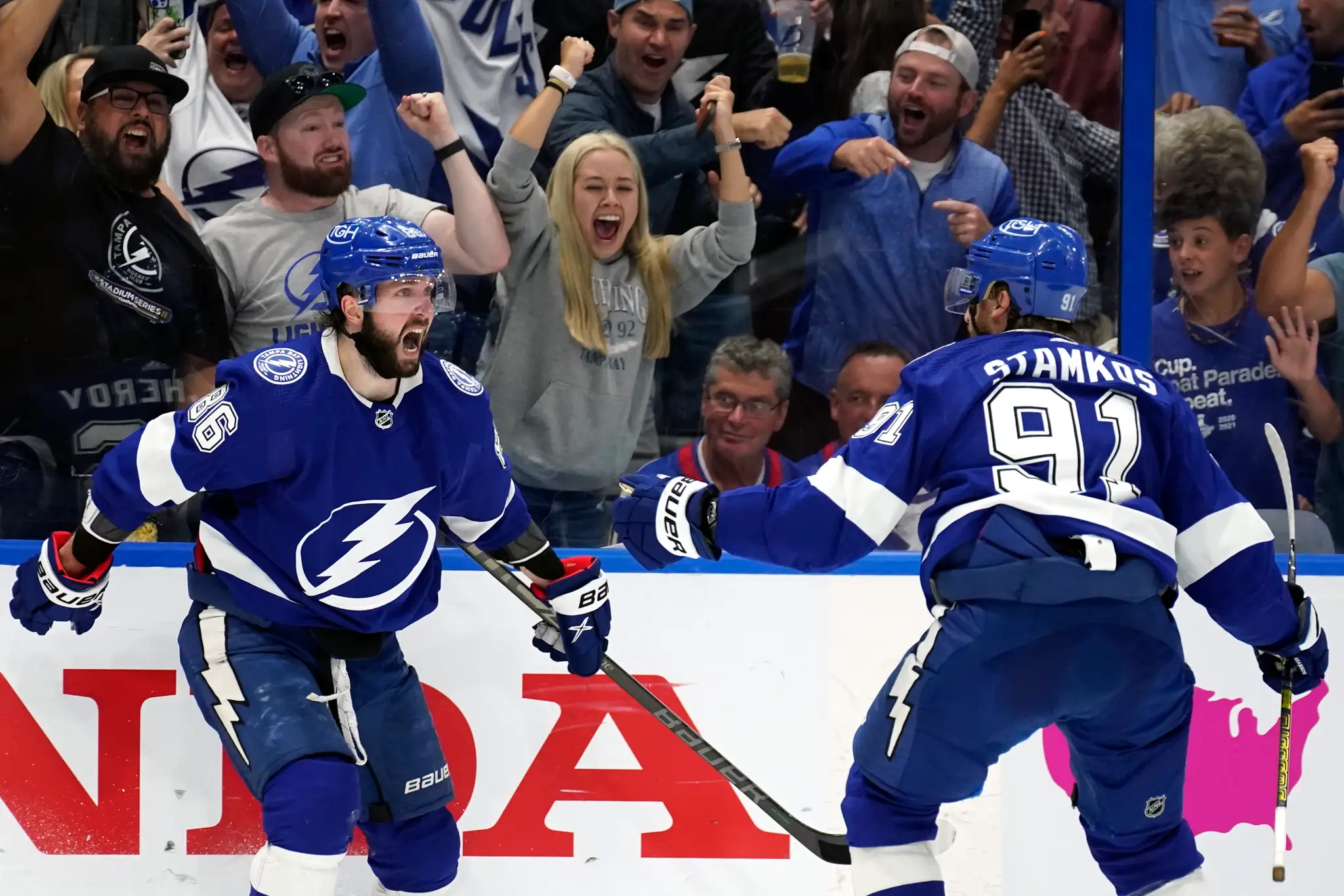 Vľavo ruský útočník Tampy Nikita Kučerov oslavuje gól, vpravo jeho spoluhráč Steven Stamkos.