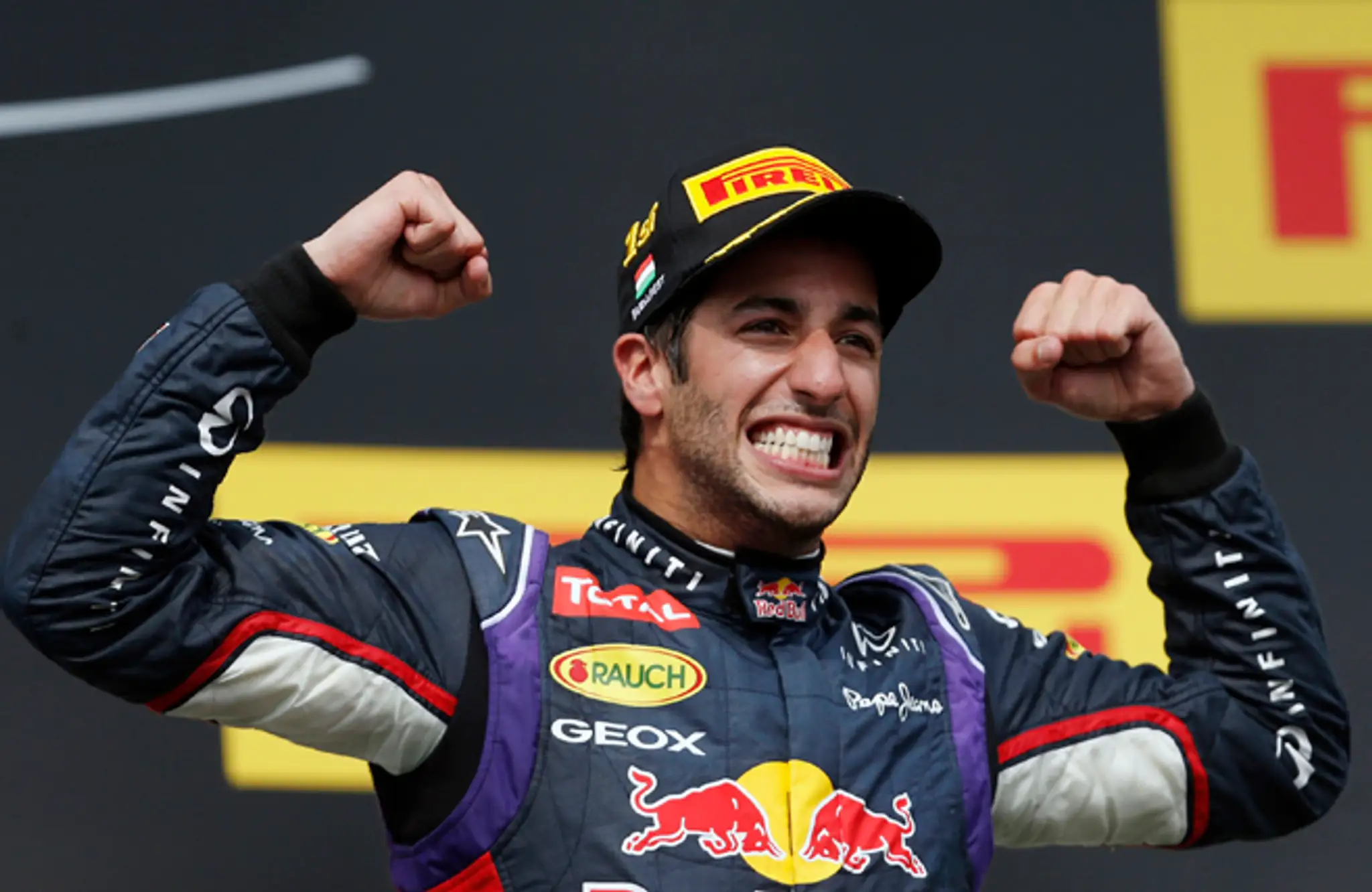 Austrálčan Daniel Ricciardo na monoposte Red Bull oslavuje viťazstvo na VC Maďarska.
