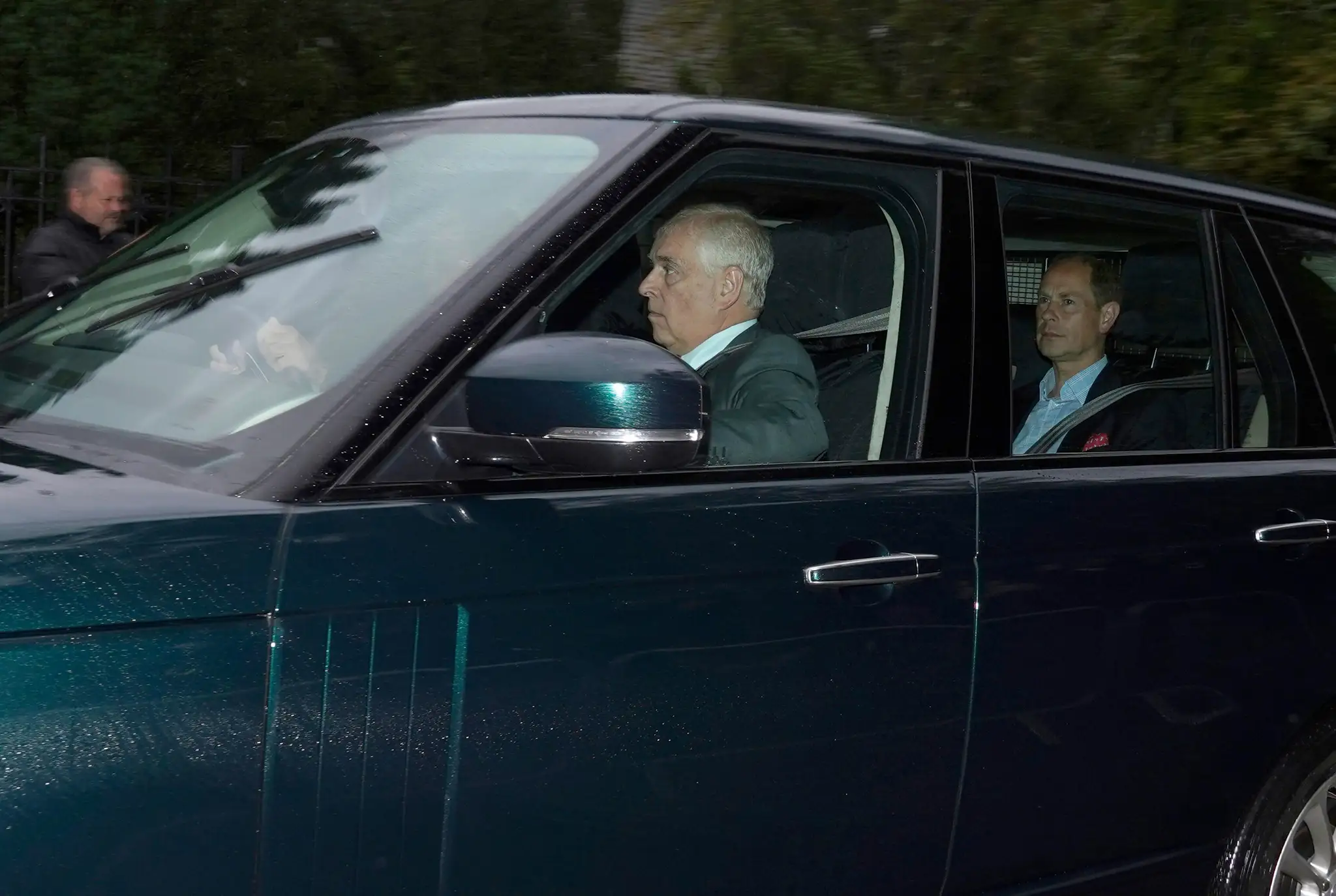 Princ Andrew prichádza do sídla kráľovnej.