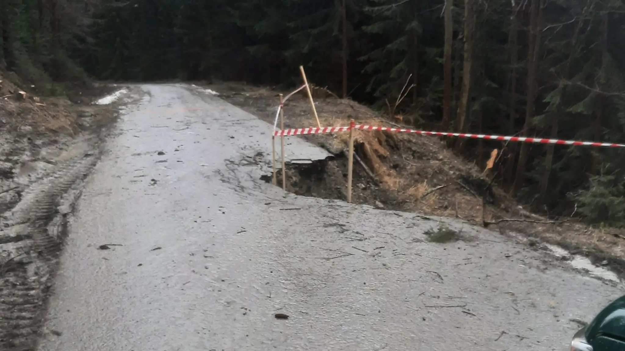 Cesta medzi Oravskou Lesnou a Zázrivou je pre zosuv pôdy neprejazdná. 
