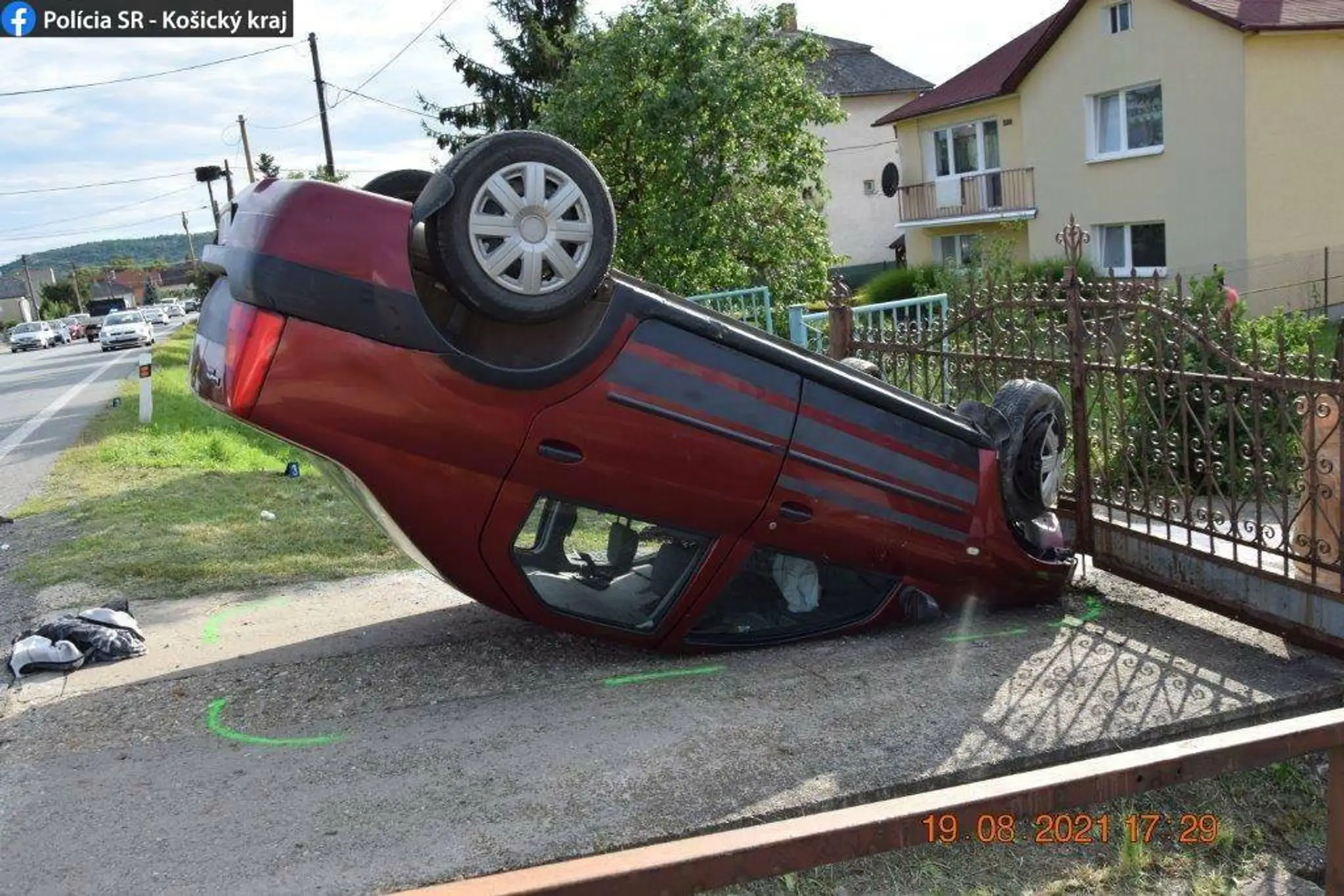  Vo Svinici auto skončilo na streche, spolujazdec sa vážne zranil