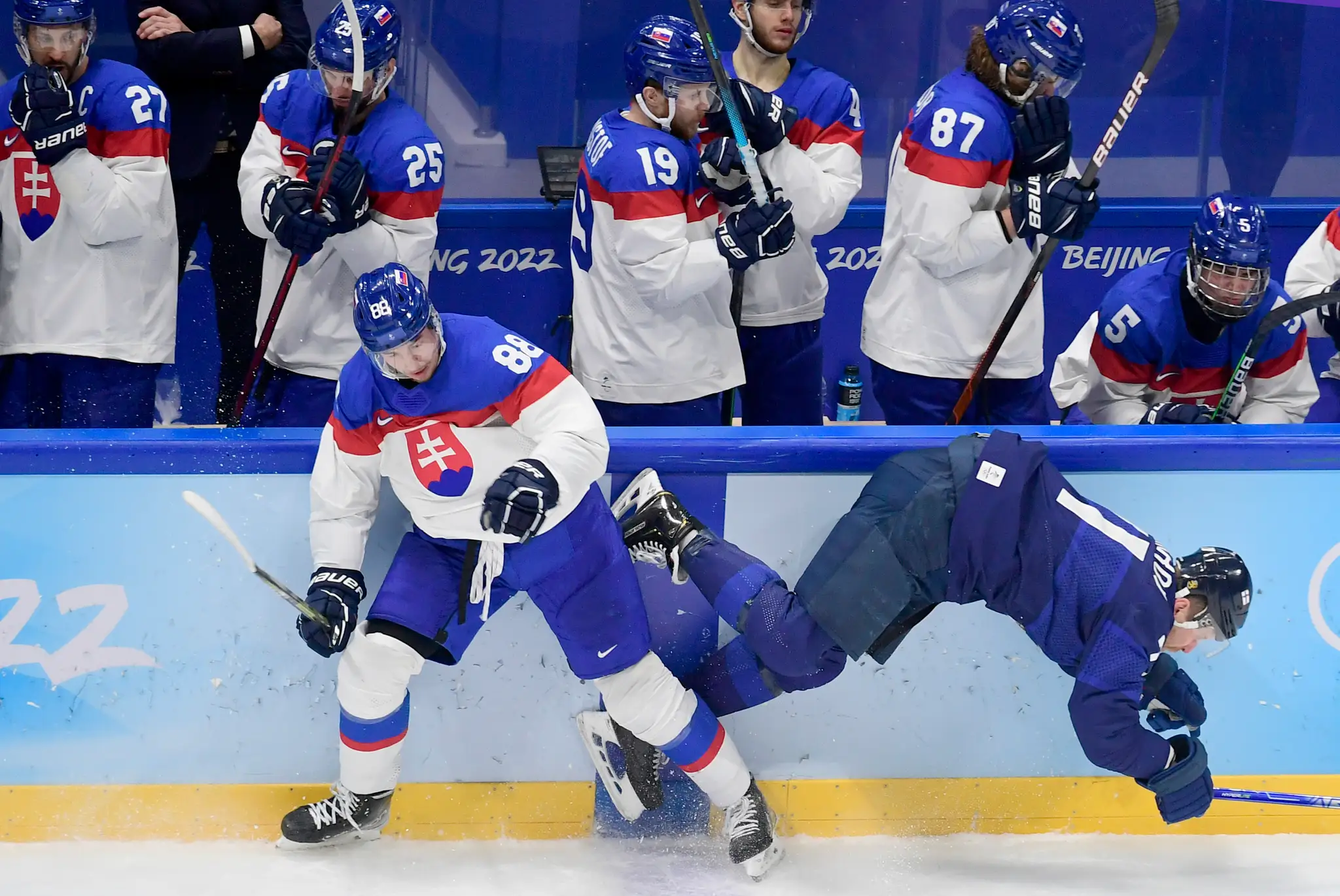 Zľava Kristián Pospíšil (Slovensko) a Leo Komarov (Fínsko) v semifinále ZOH 2022.
