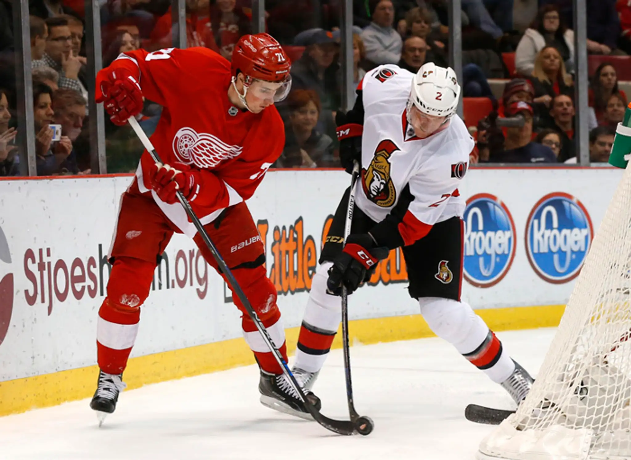 Útočník Detroitu Dylan Larkin (vľavo) a obranca Senators Dion Phaneuf.