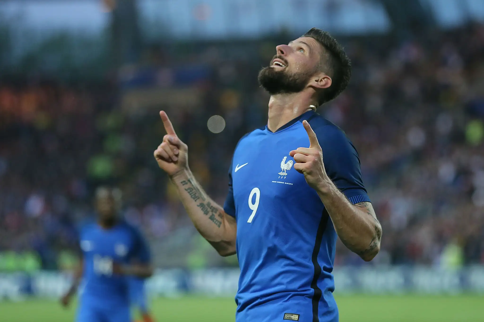 Olivier Giroud sa raduje z gólu v prípavnom dueli proti Kamerunu.