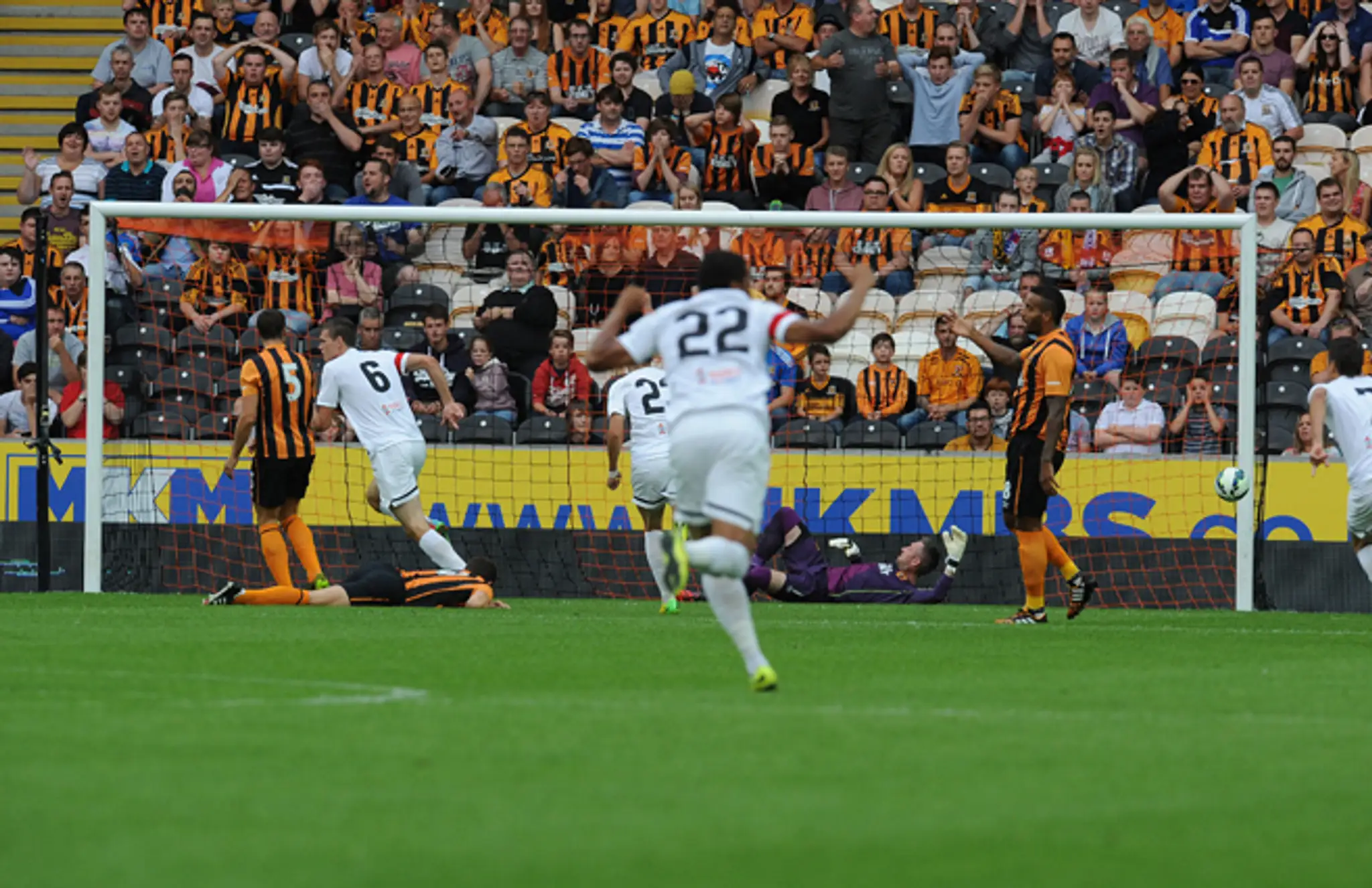 Tomáš Malec dáva gól do brány v odvete proti Hull City.