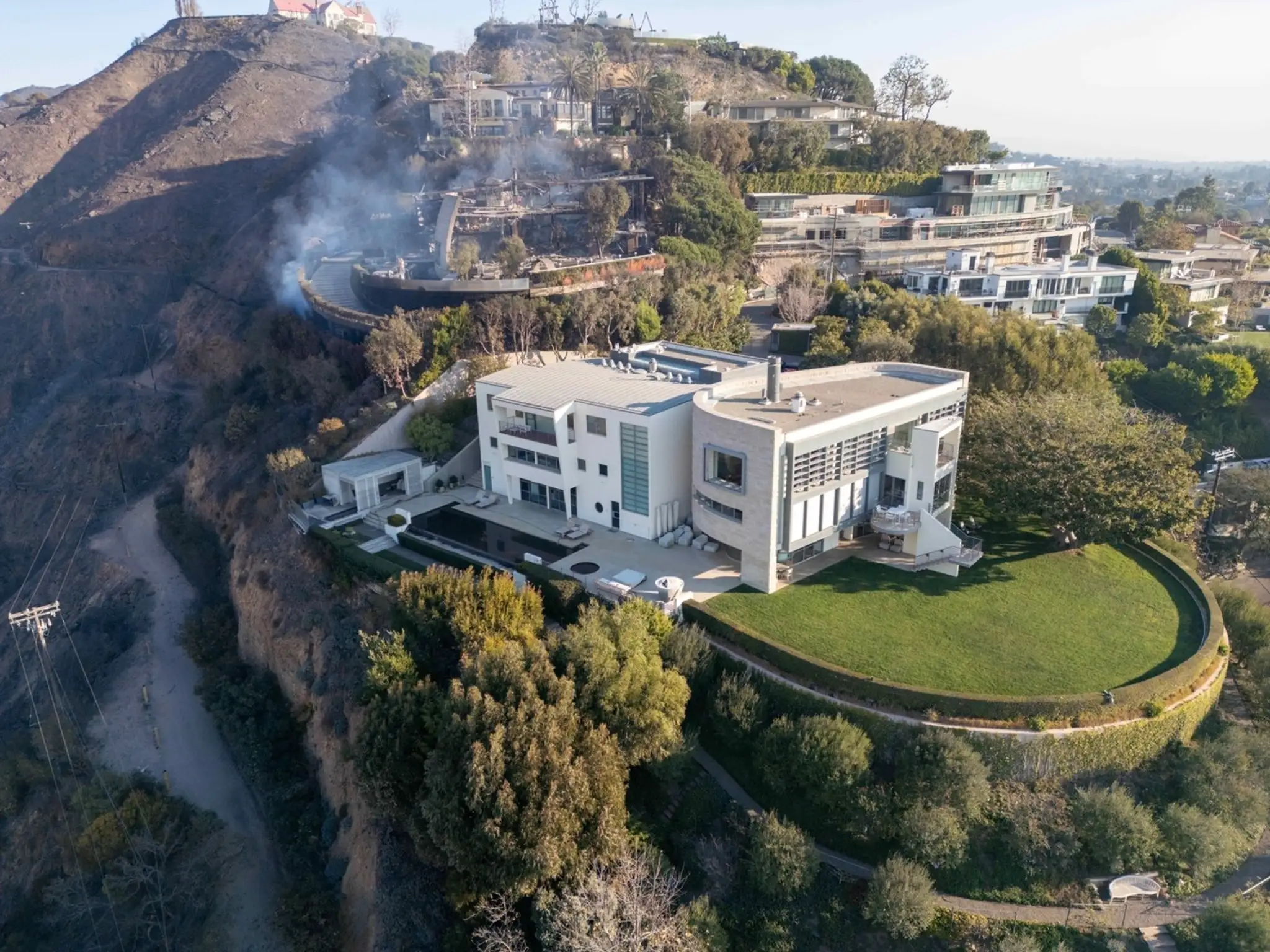 Ničivé požiare v Hollywoode sa zastavili pri dome Toma Hanksa