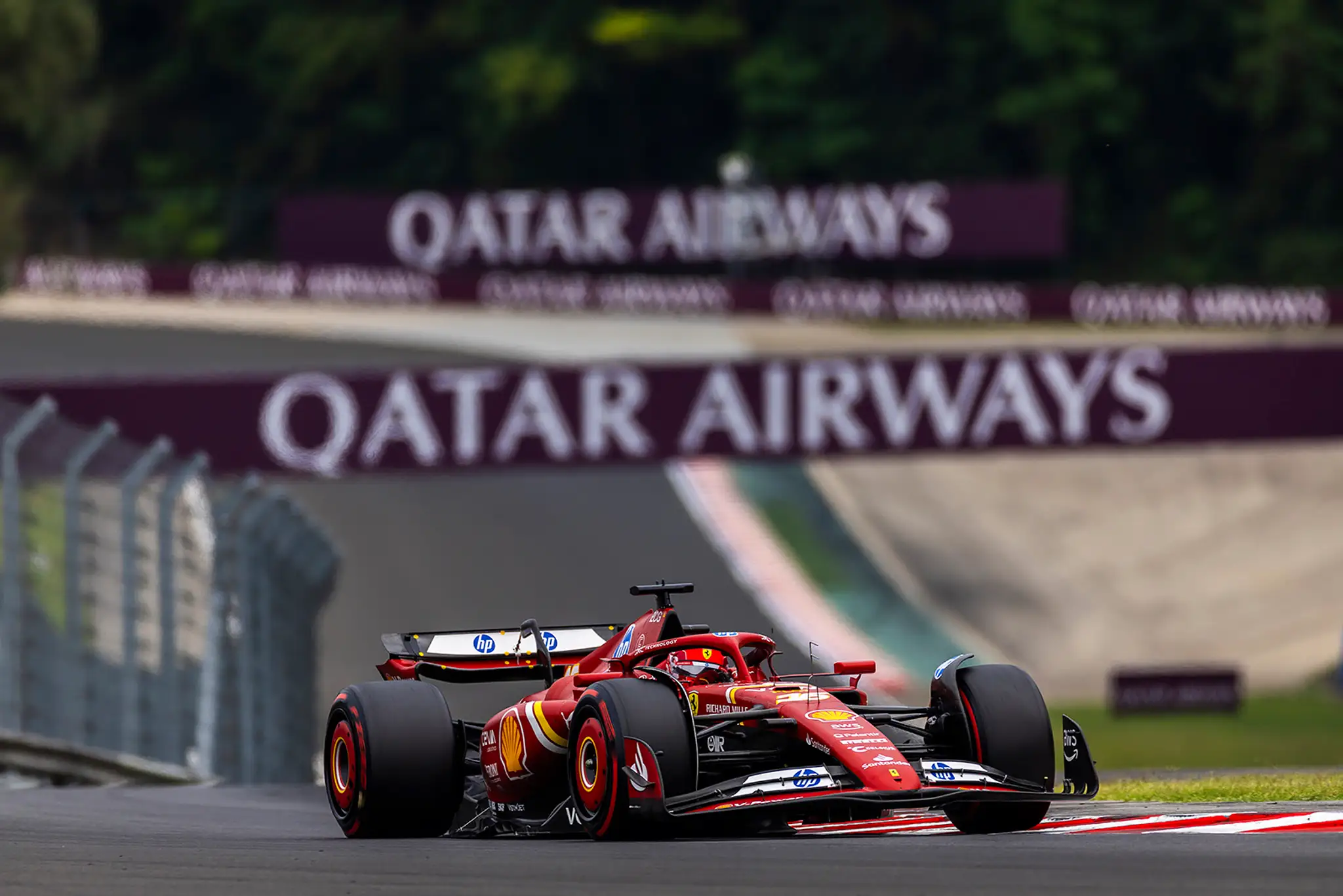 Pilot Ferrari Charles Leclerc na trati v Maďarsku.