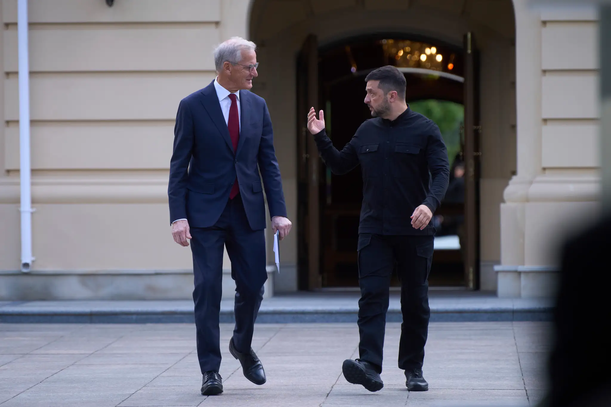Ukrajinský prezident Volodymyr Zelenskyj a nórsky premiér Jonas Gahr Störe (vľavo) počas stretnutia v Kyjeve.